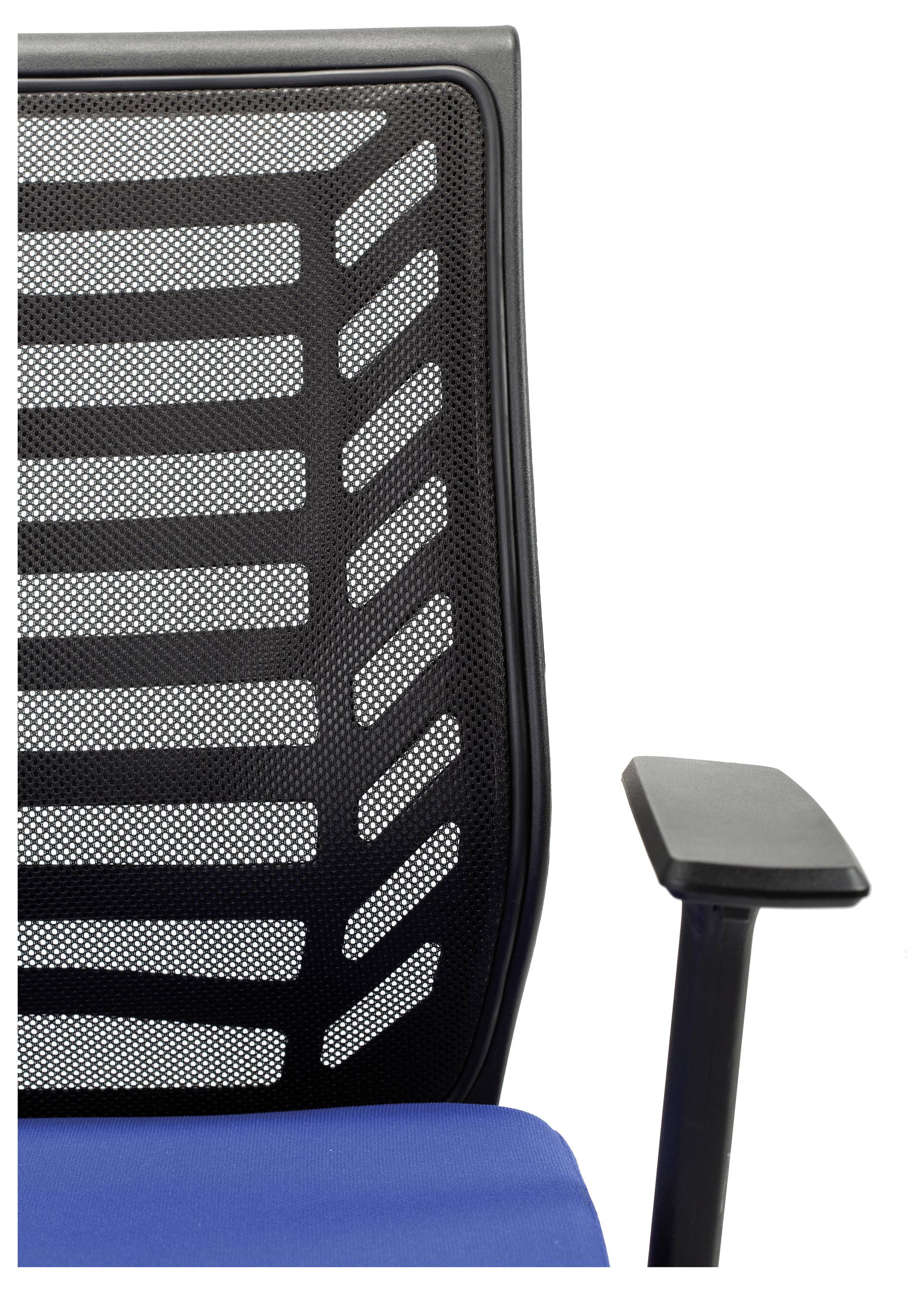 Schwarz-grauer Bürostuhl mit Netzrückenlehne und blauem Sitzpolster. Der Armlehne rechts ist ebenfalls schwarz.