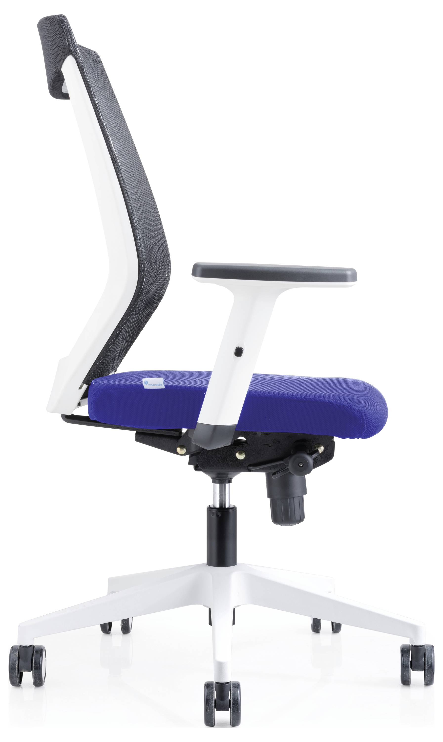 Moderner Bürostuhl mit blauer Sitzfläche, schwarzer Rückenlehne und verstellbaren Armlehnen auf Rollen. Seitenansicht.