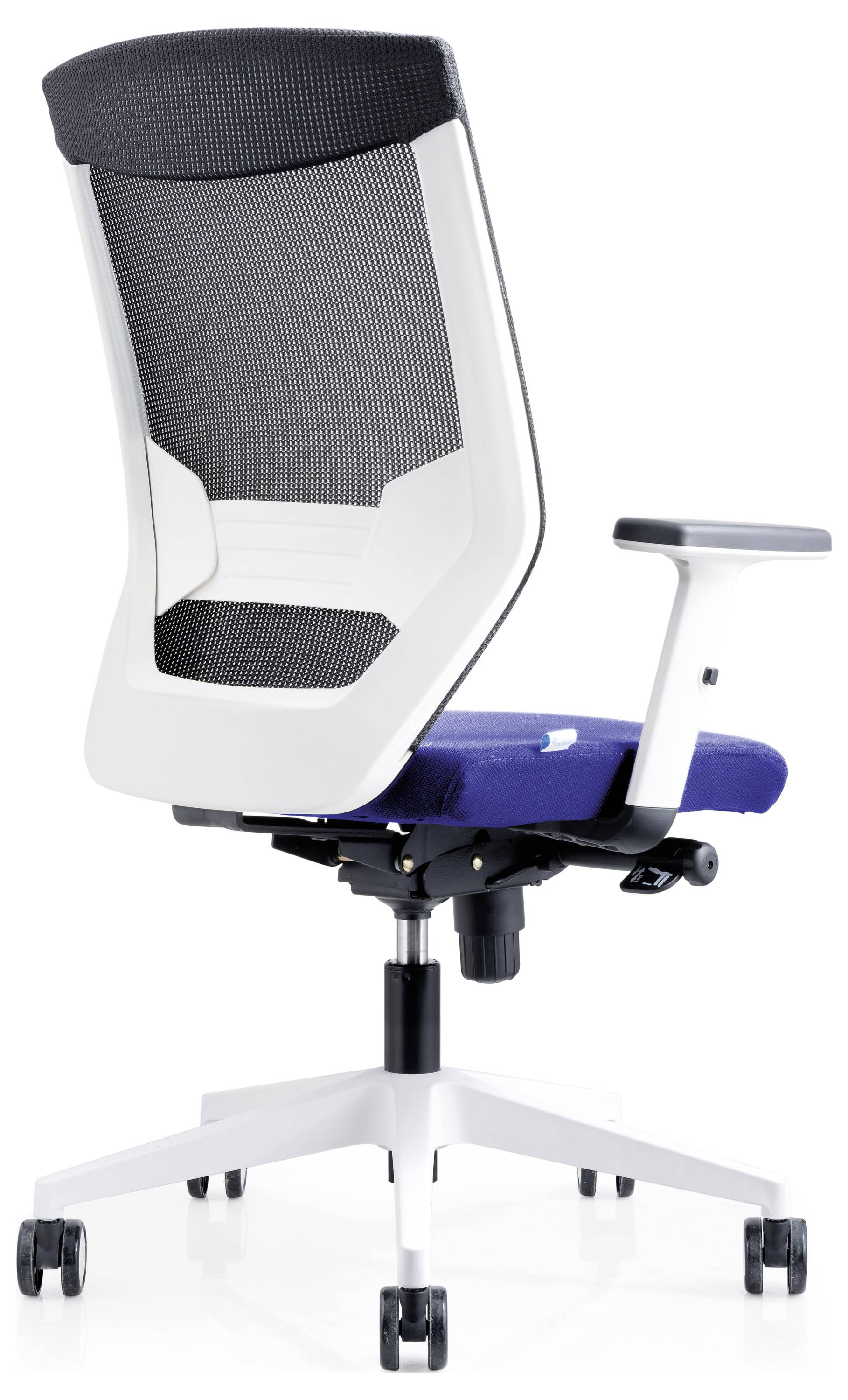 Moderner Bürostuhl mit hoher, schwarzer Netzrückenlehne und blauer Sitzfläche. Verstellbare Armlehnen und weißes Gestell auf Rollen.