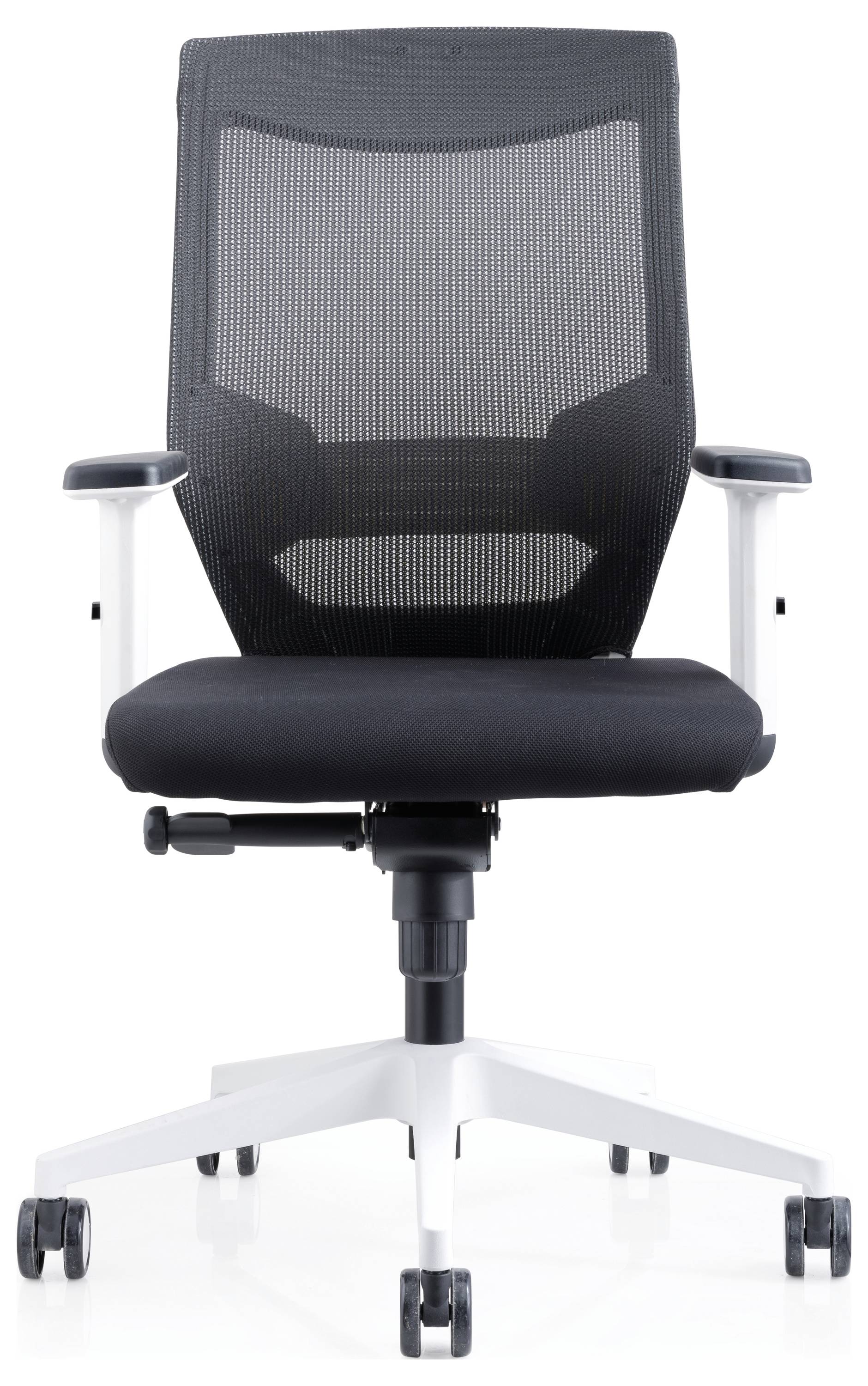 Schwarzer Bürostuhl mit Netzrückenlehne und Armlehnen auf einem weißen Fußkreuz mit Rädern.