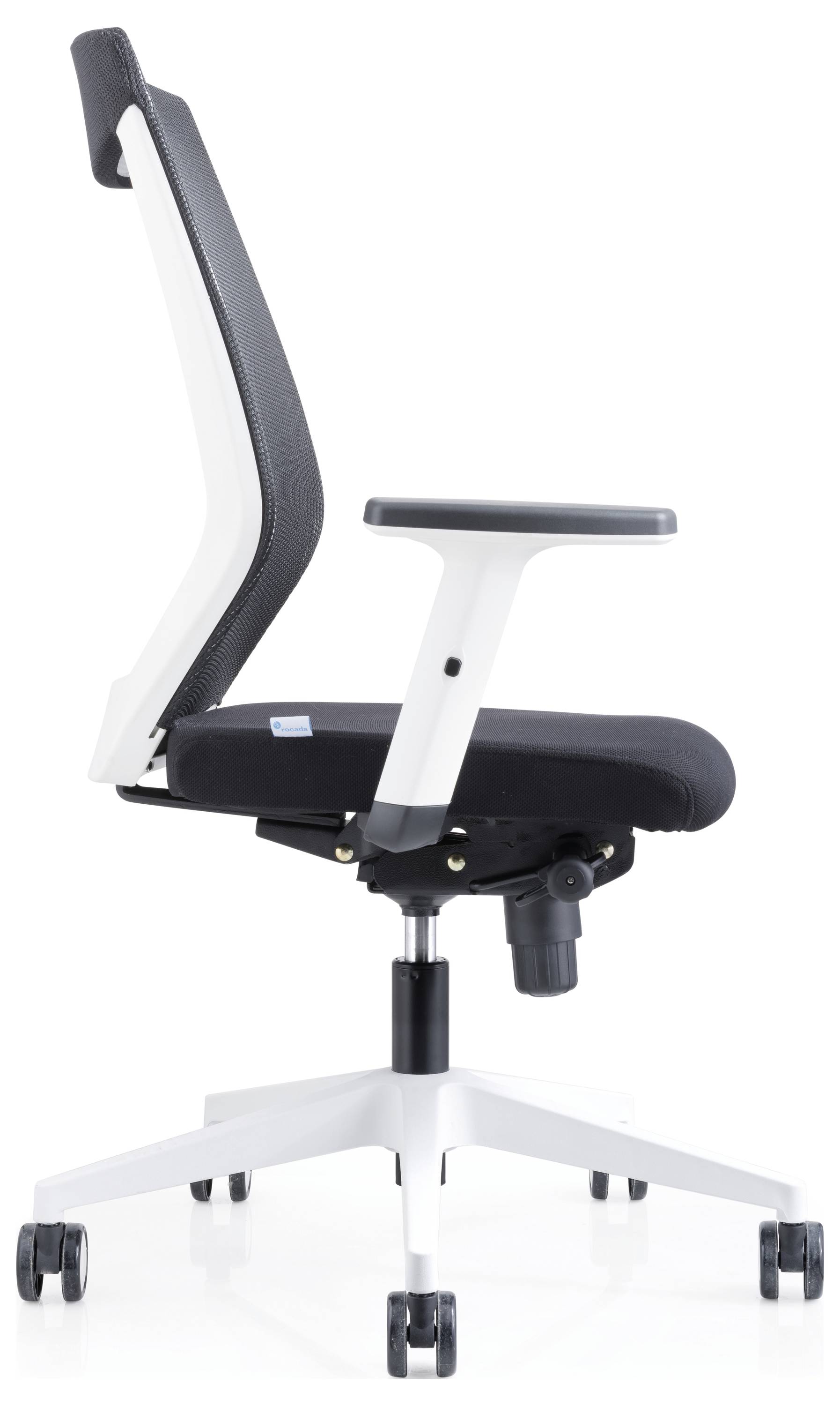 Schwarzer Bürostuhl mit weißen Akzenten, verstellbare Armlehnen, drehbar, auf Rollen. Geeignet für ergonomisches Sitzen.