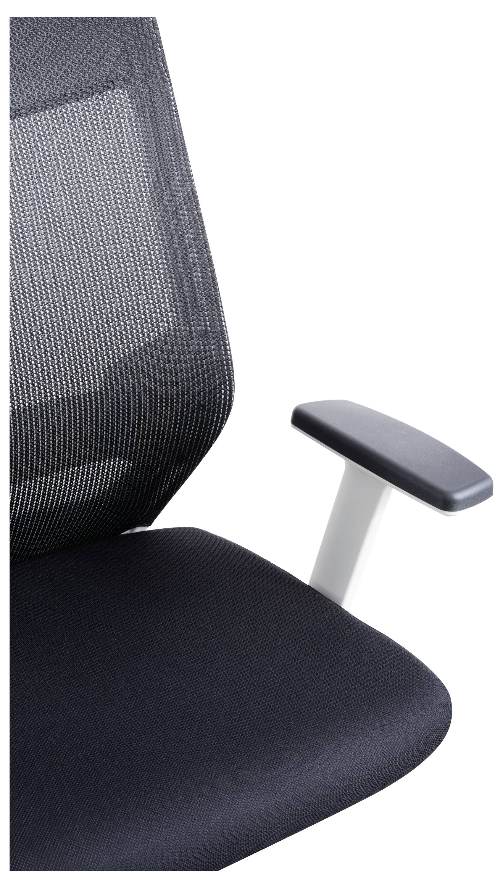 Schwarzer Bürostuhl mit Netzrückenlehne und gepolstertem Sitz, zeigt rechte Armlehne.