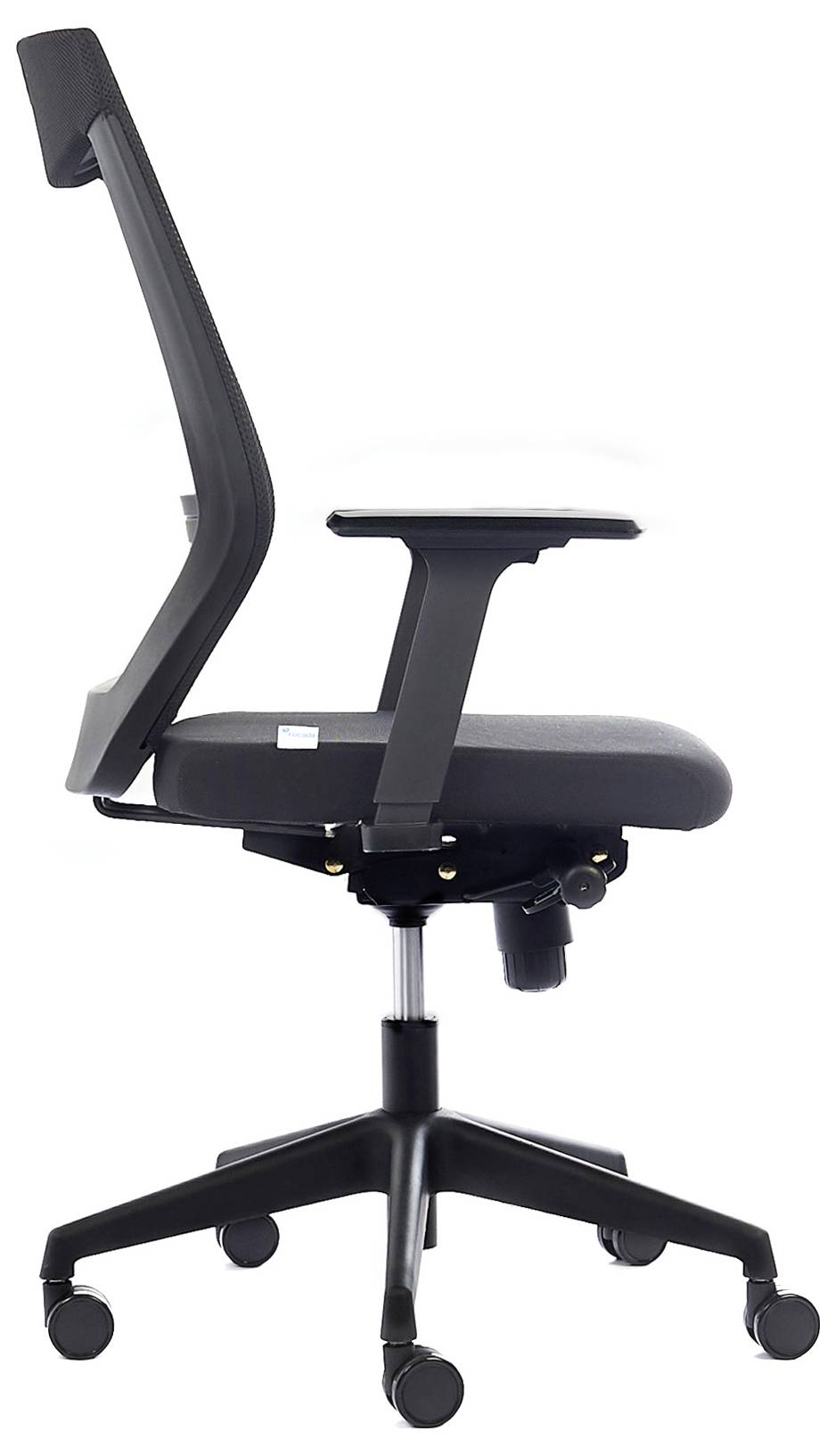 Schwarzer Bürostuhl mit verstellbarer Rückenlehne und Armlehnen, fünf Rollen auf einem sternförmigen Fuß für Mobilität.