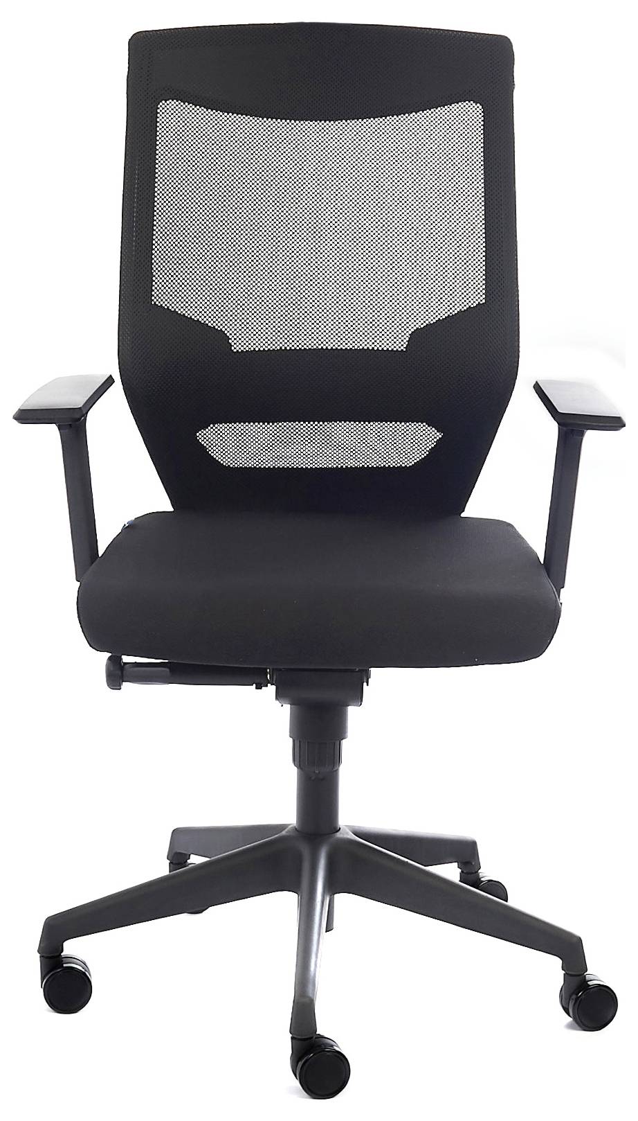 Ein schwarz gepolsterter Bürodrehstuhl mit Netzrückenlehne und Armlehnen, auf einem fünfarmigen Fuß mit Rollen.