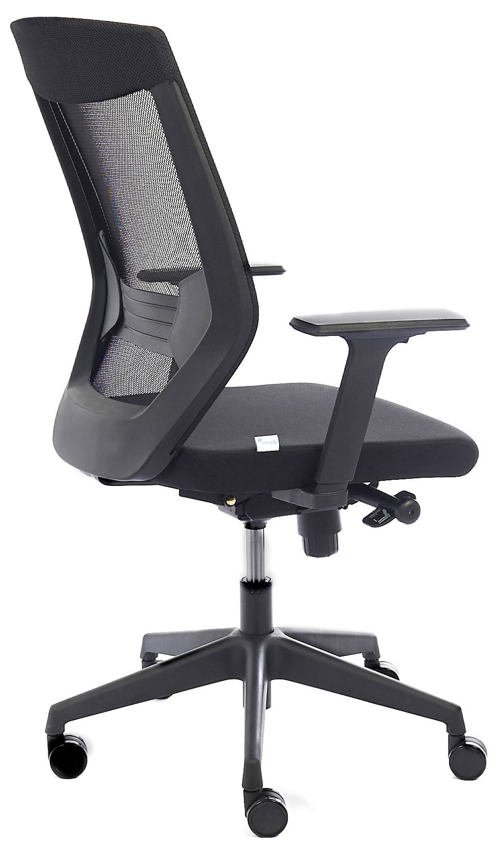 Schwarzer Bürostuhl mit Netzrückenlehne, verstellbaren Armlehnen und Rollen, seitliche Ansicht. Ideal für ergonomischen Komfort.