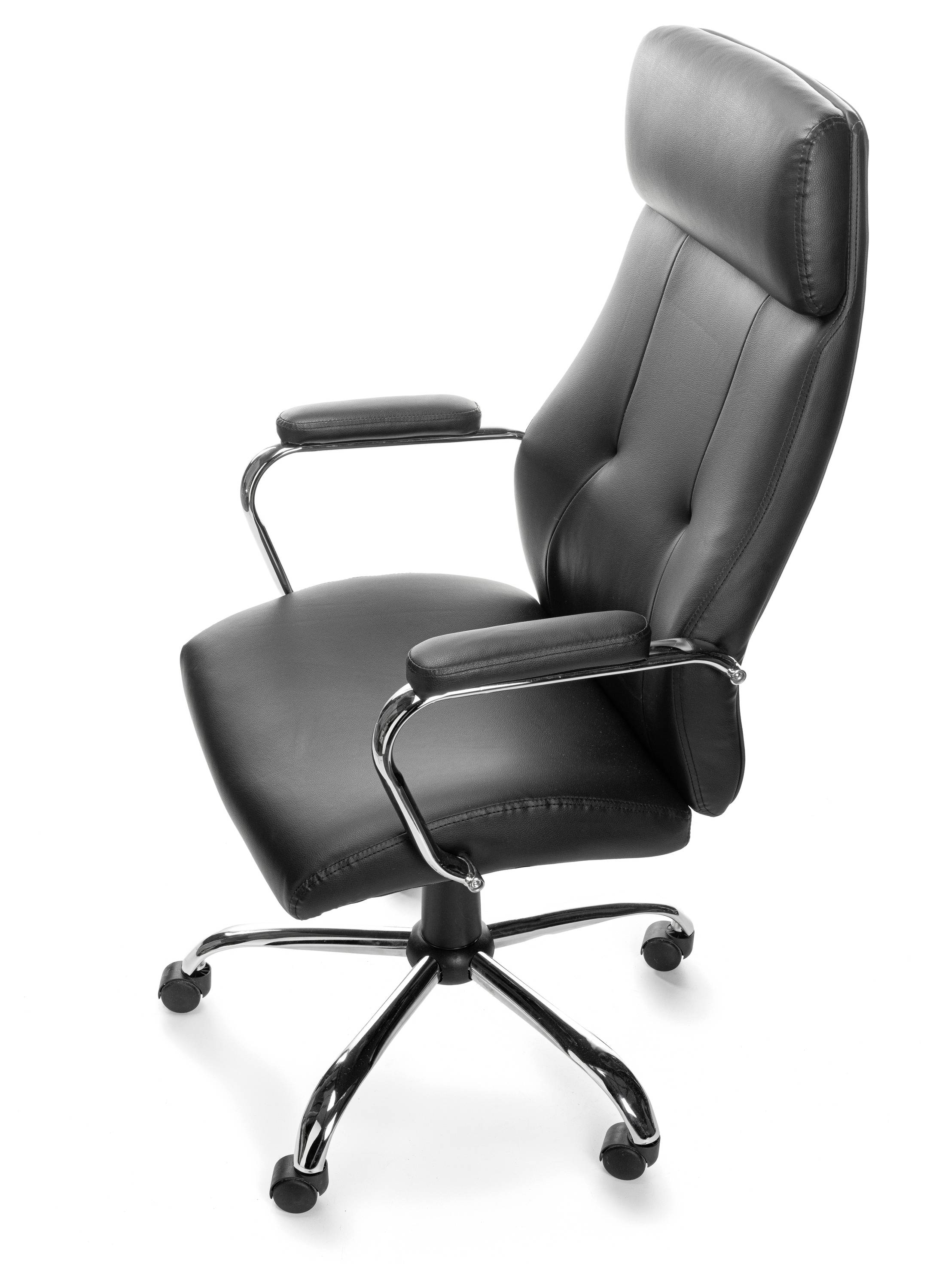 Schwarzer Bürostuhl mit gepolsterter Rückenlehne und Armlehnen, auf einem verchromten Drehgestell mit fünf Rollen.