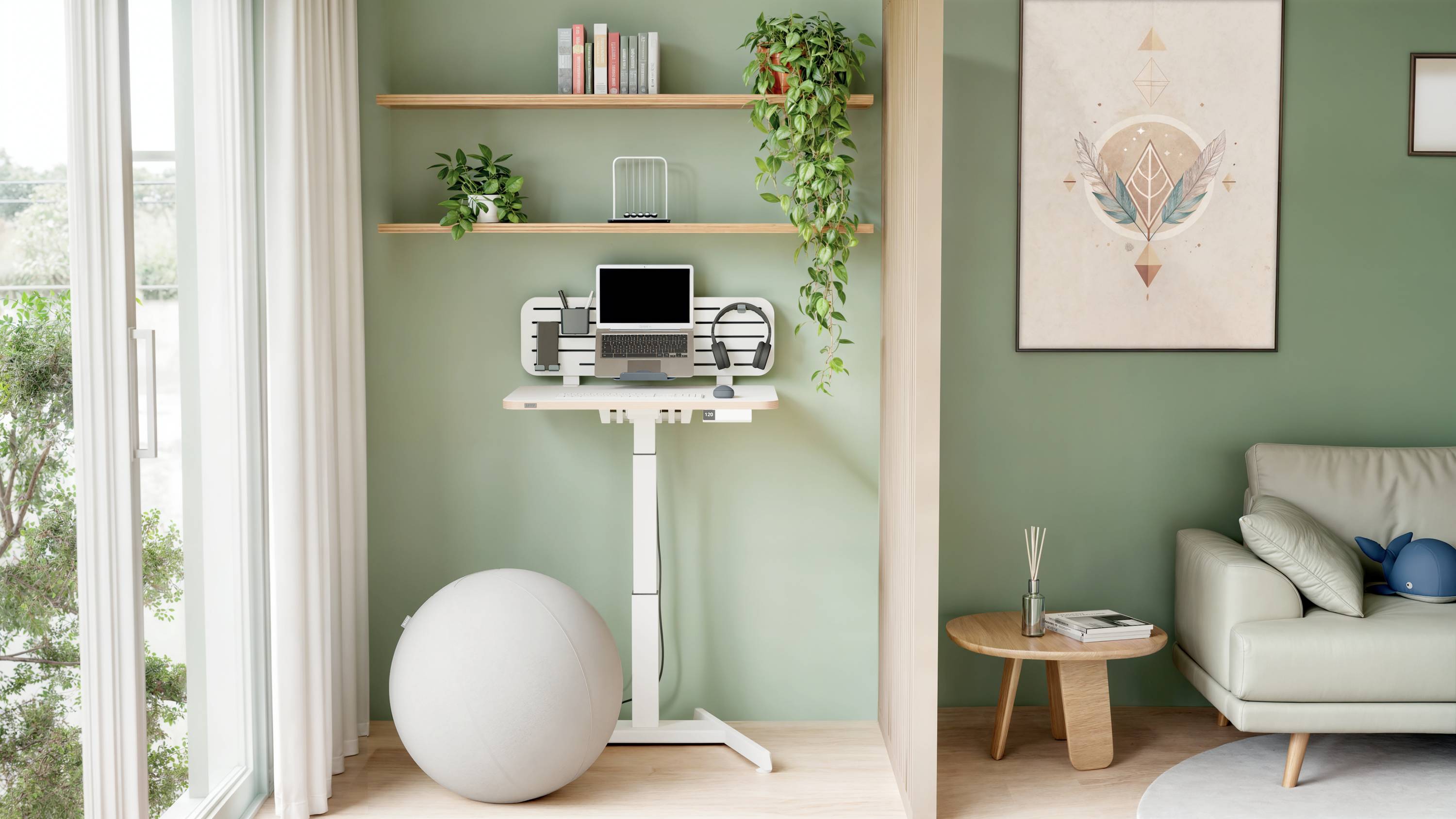 Ein modern eingerichtetes Home Office mit grün gestrichenen Wänden, einem höhenverstellbaren Tisch, Laptop und Dekorationen.