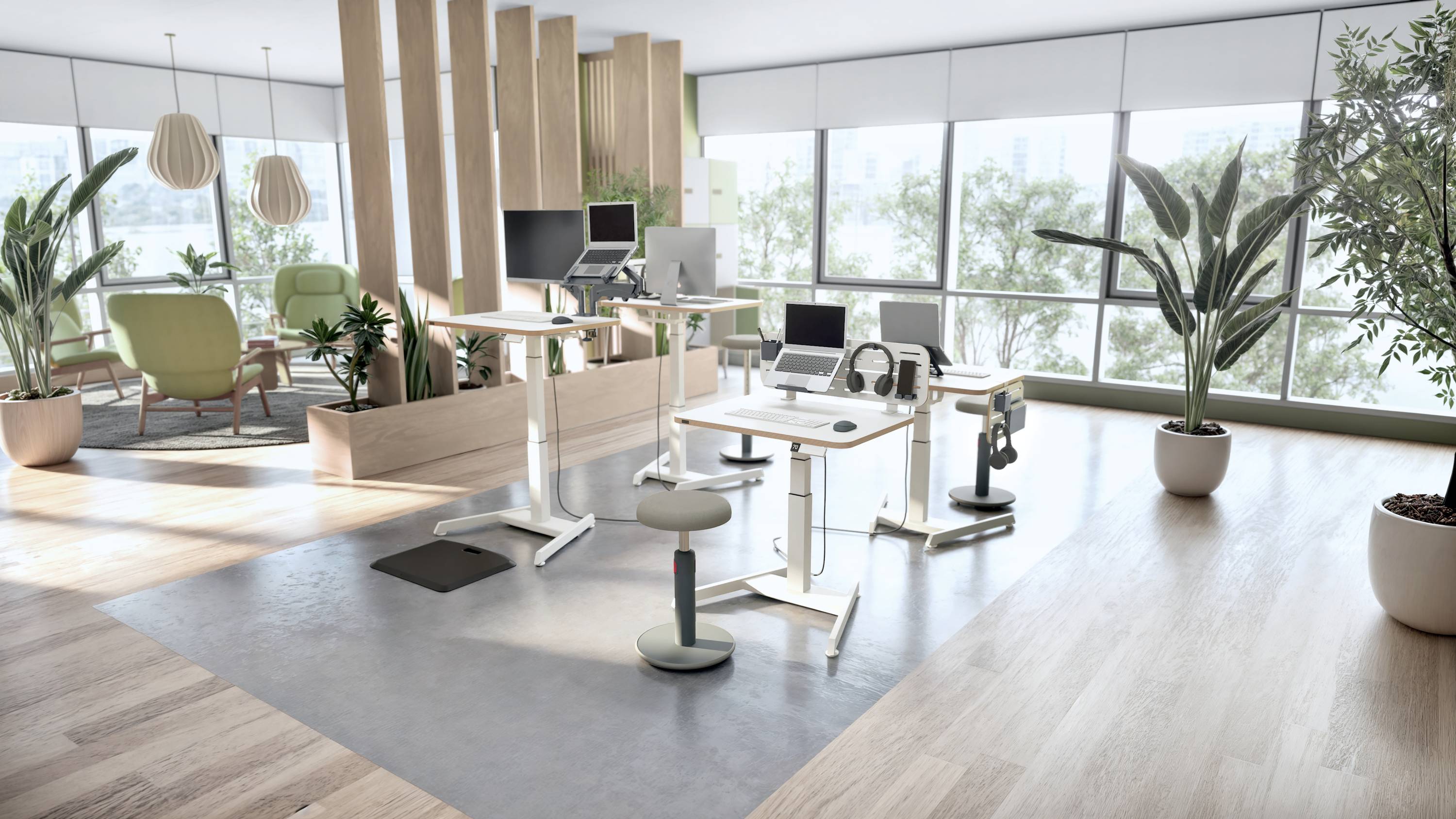 Ein modernes Büro mit hellen Fenstern, ergonomischen Schreibtischen und Stühlen, grünen Pflanzen und stilvollen Leuchten.