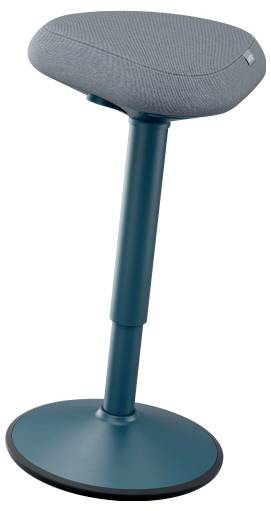 Ein moderner, höhenverstellbarer Hocker mit grauem gepolstertem Sitz auf einem blauen Standfuß. Ideal für dynamisches Sitzen.