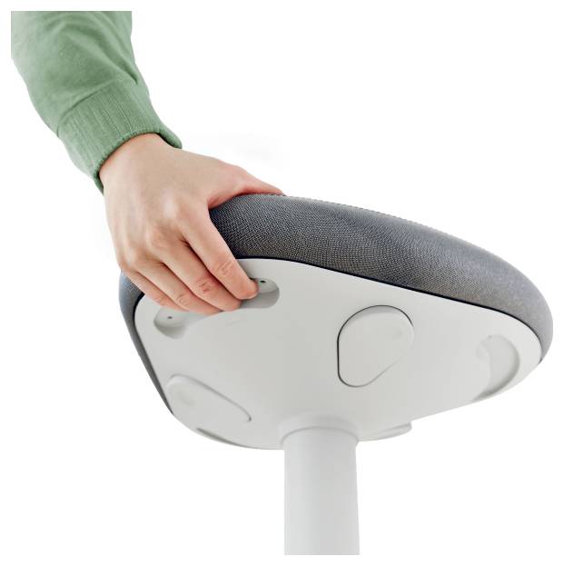 Eine Hand justiert die Höhe eines grauen, ergonomischen Stuhls mit einem Knopf an der Unterseite der Sitzfläche.