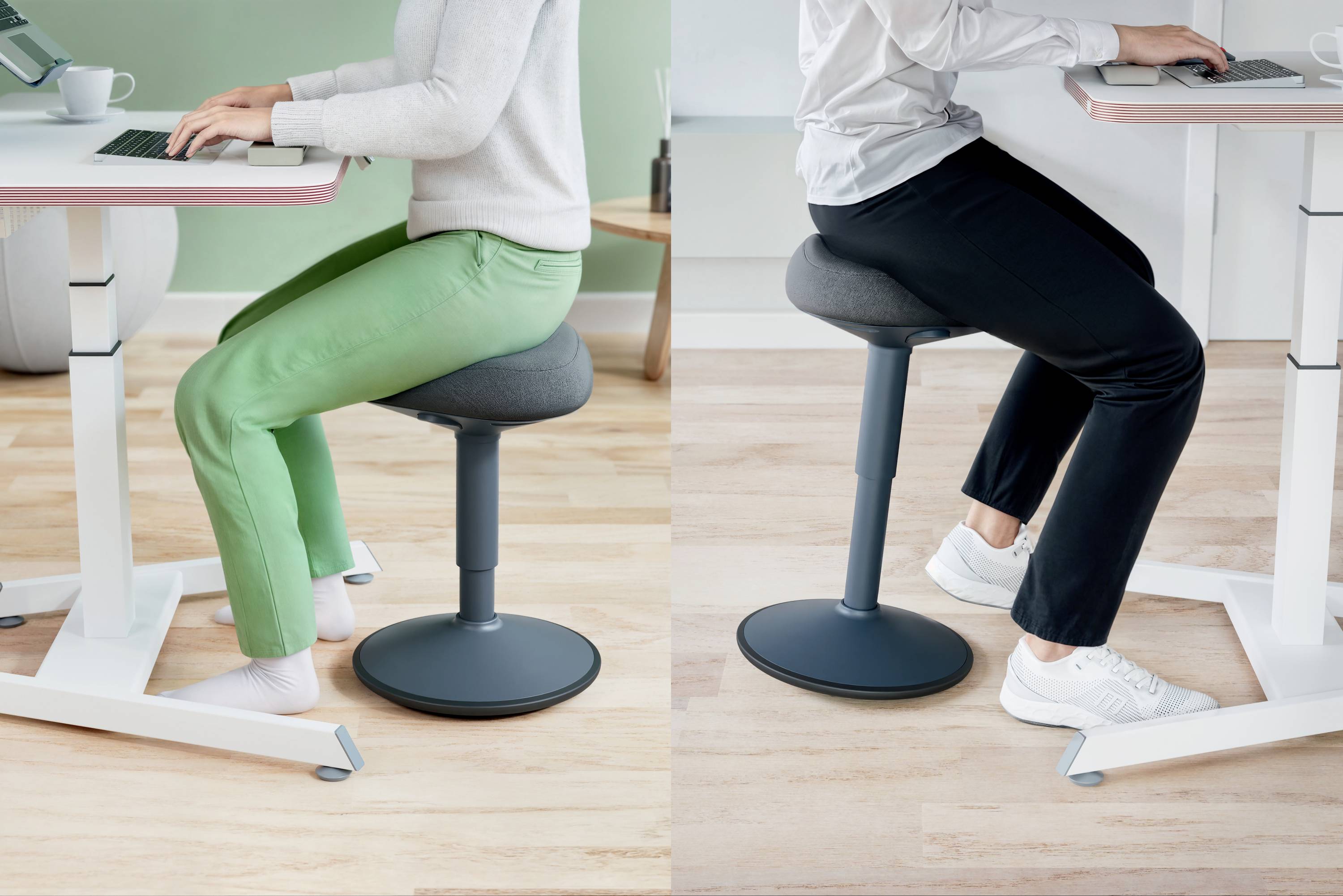 Zwei Personen arbeiten an höhenverstellbaren Tischen, sitzen auf ergonomischen Hockern. Links trägt grüne, rechts schwarze Hosen.