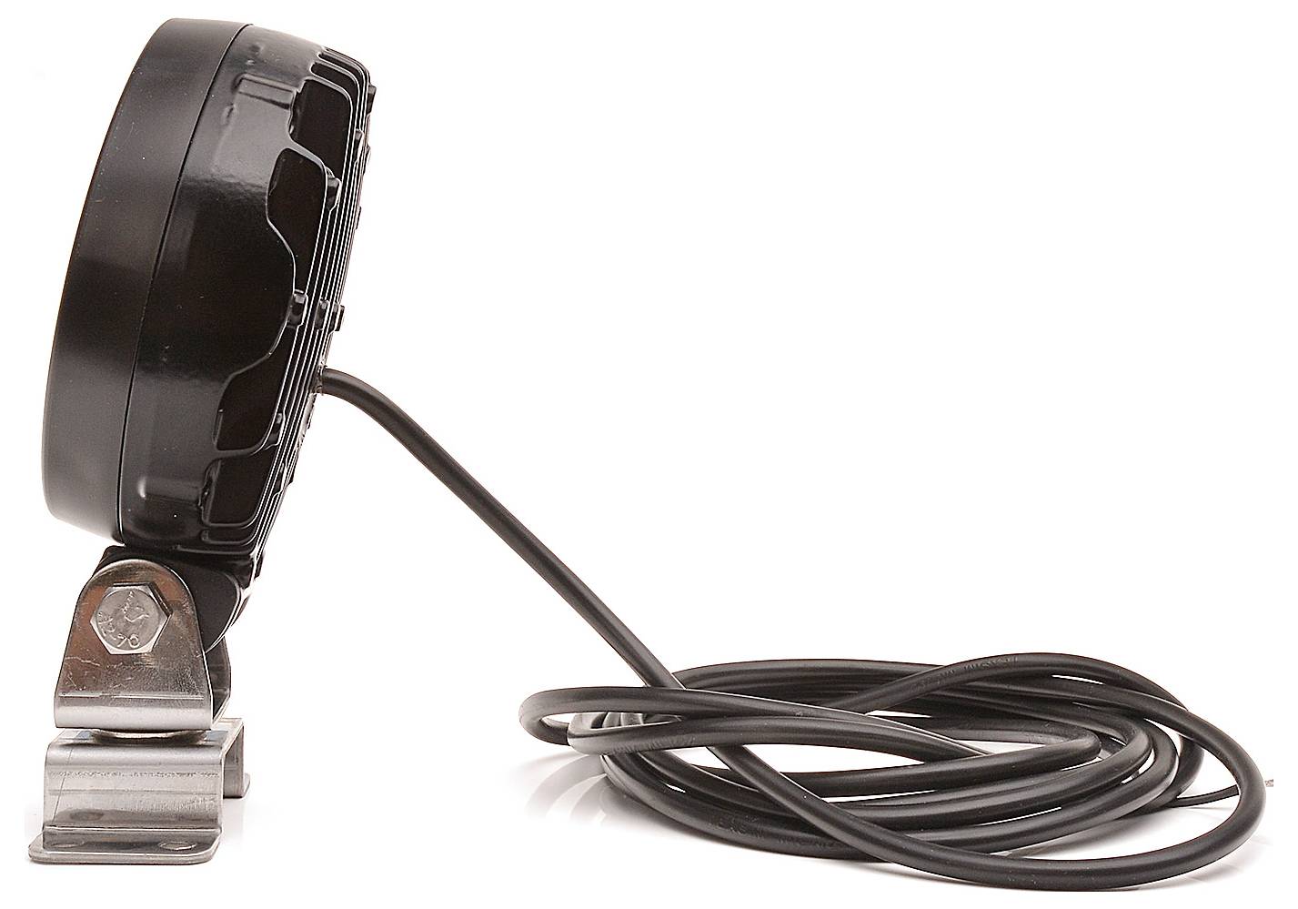 Rundes, schwarzes LED-Licht mit Montagesockel und langem Kabel, seitlich von links fotografiert auf weißem Hintergrund.