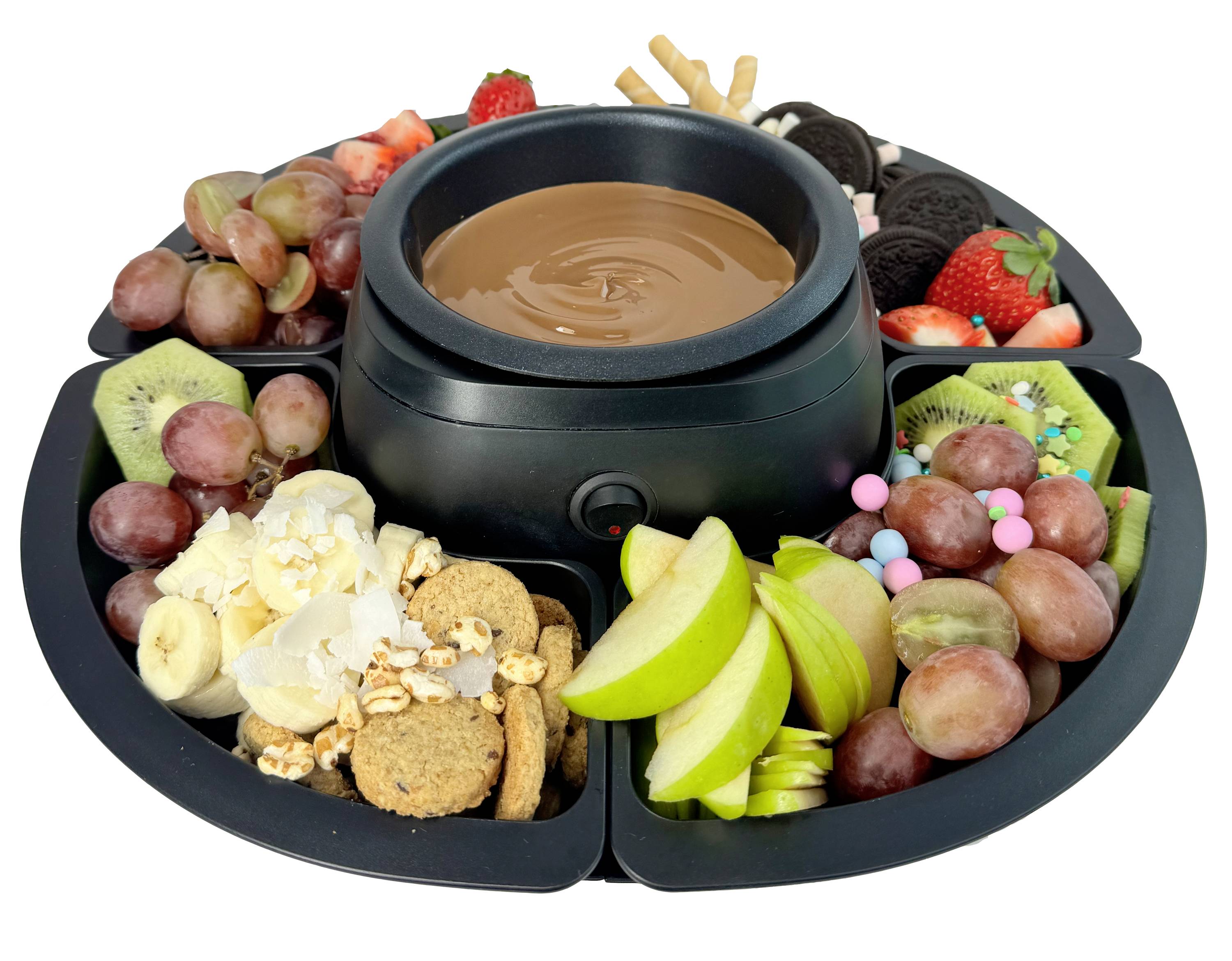 Ein Schokoladenfondue-Set mit verschiedenen Obstsorten wie Äpfel, Trauben, Erdbeeren und Kiwi, umgeben von Keksen und Süßigkeiten.