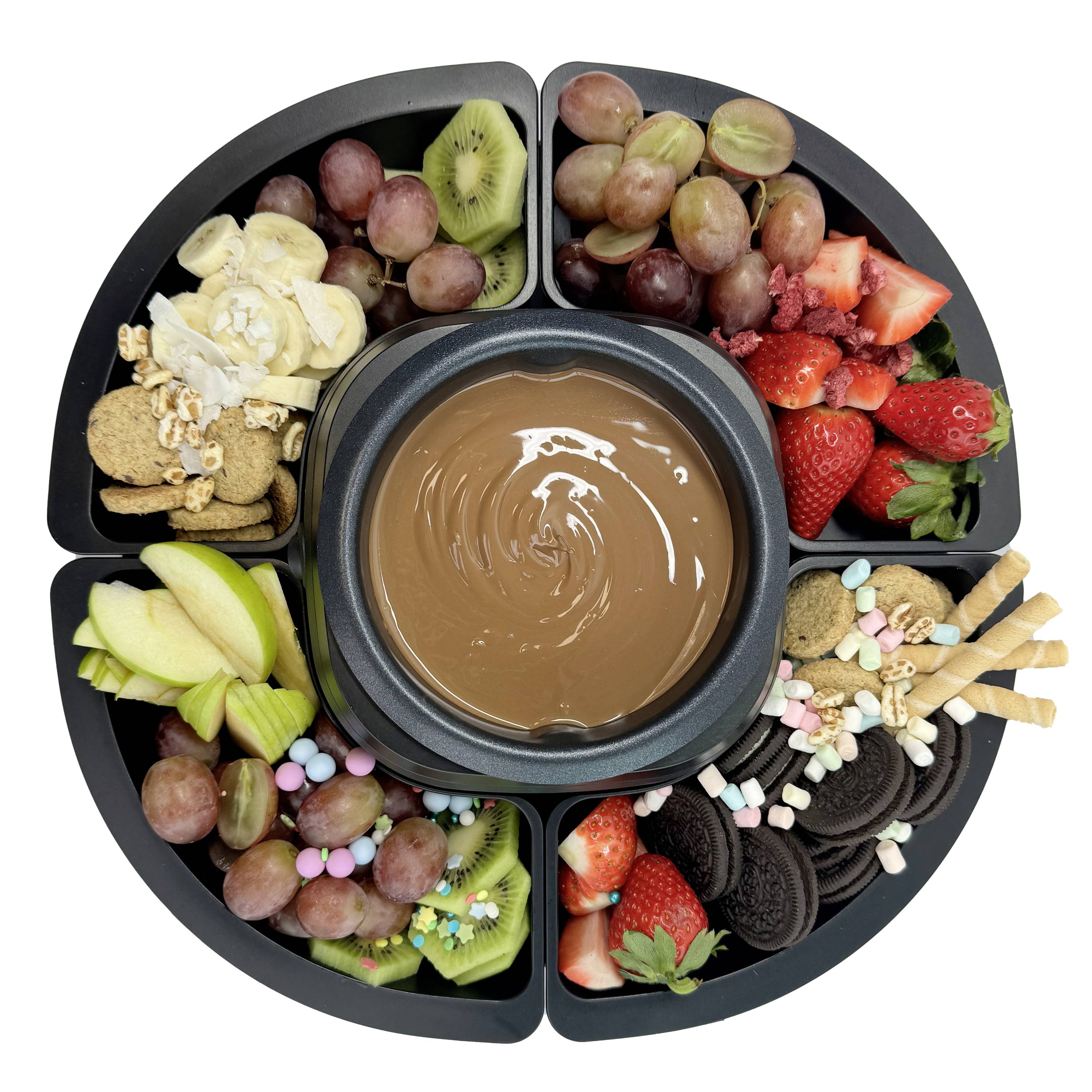Ein runder Teller mit verschiedenen Früchten, Keksen und Süßigkeiten um eine Schale mit flüssiger Schokolade in der Mitte.