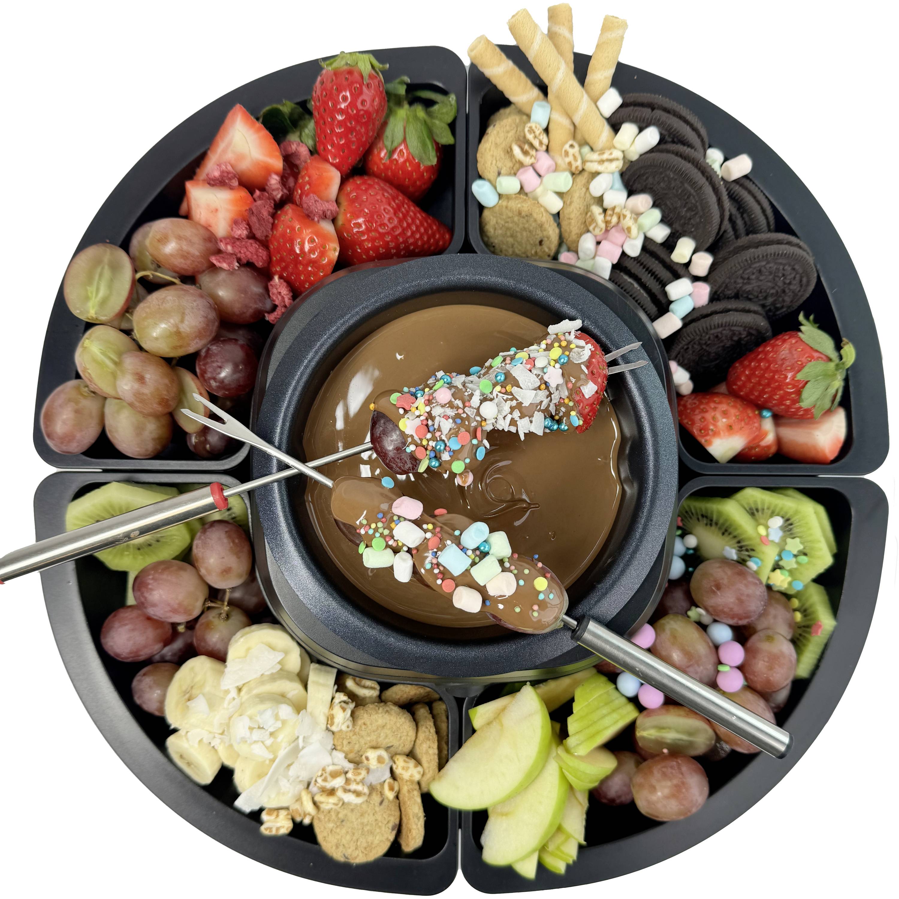Fondue-Set mit Schokoladensoße in der Mitte, umgeben von Erdbeeren, Trauben, Kiwi, Plätzchen und Marshmallows, dekorativ angeordnet.