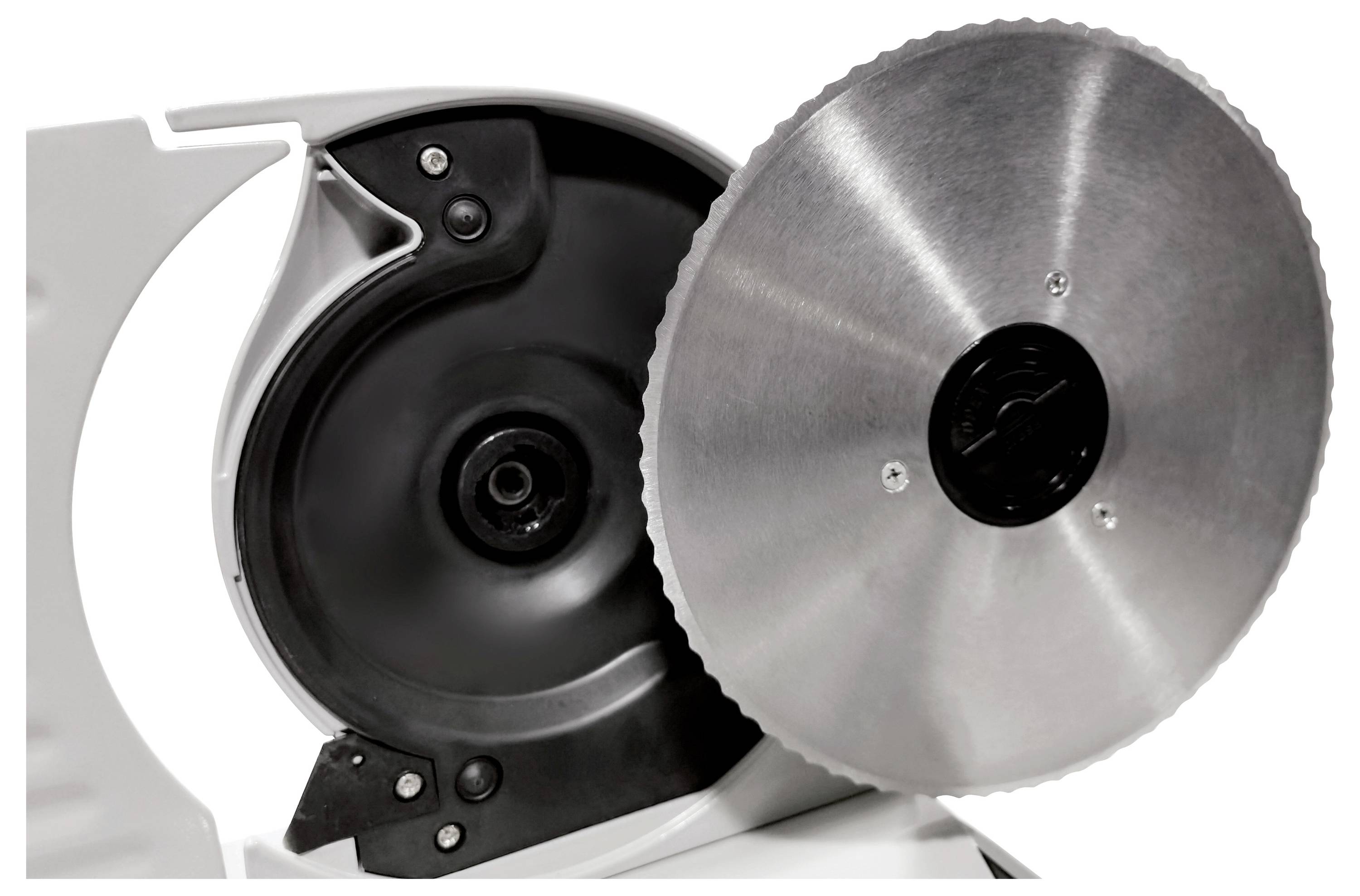 Eine Metallscheibe einer Aufschnittmaschine ist teilweise verdeckt zu sehen. Sie zeigt die Klinge und die Schutzvorrichtungen.