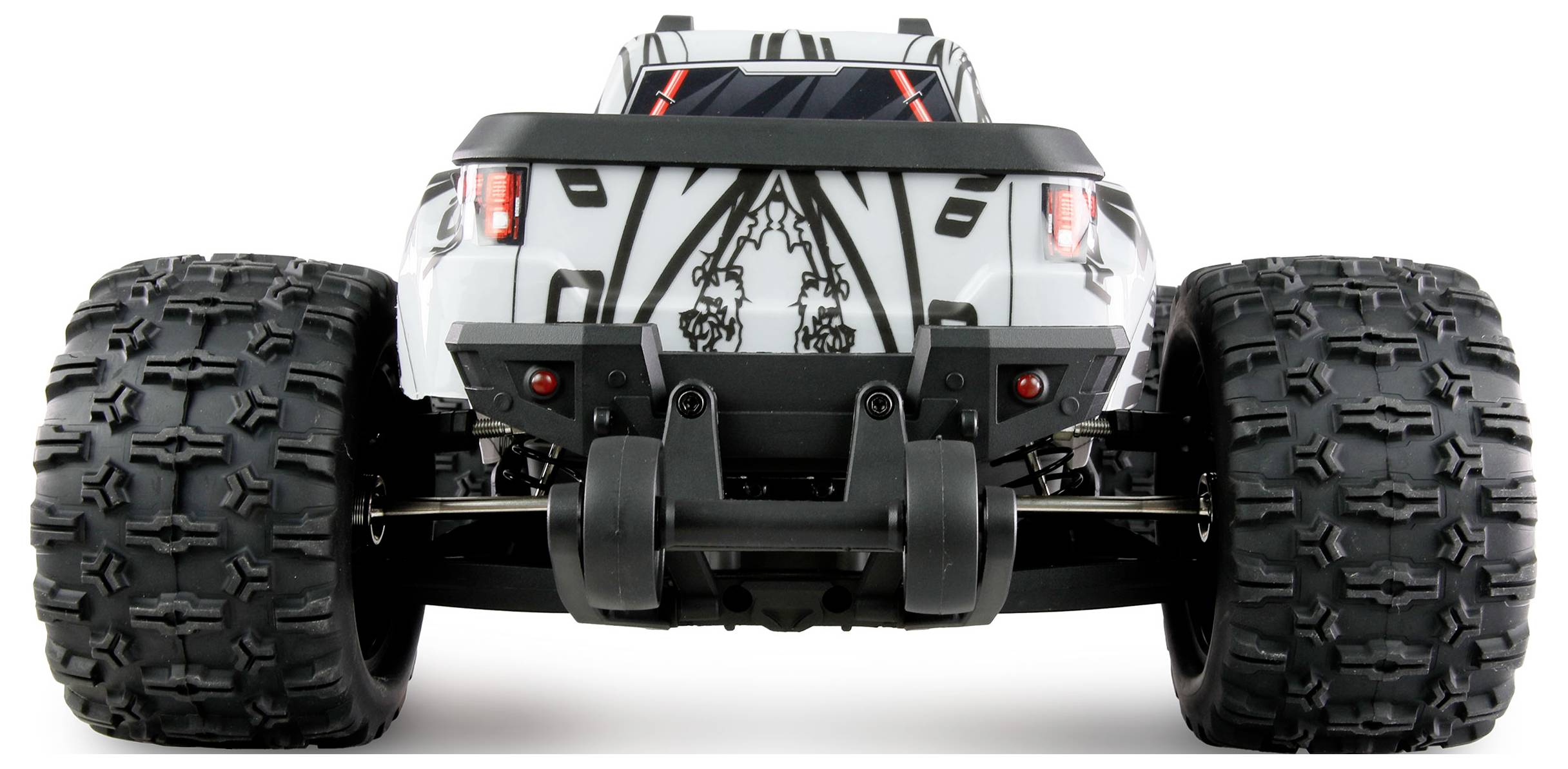 Ferngesteuertes Auto mit großen, grobstolligen Reifen, betrachtet von hinten. Weißes Gehäuse mit schwarzen Akzenten und roten Rücklichtern.