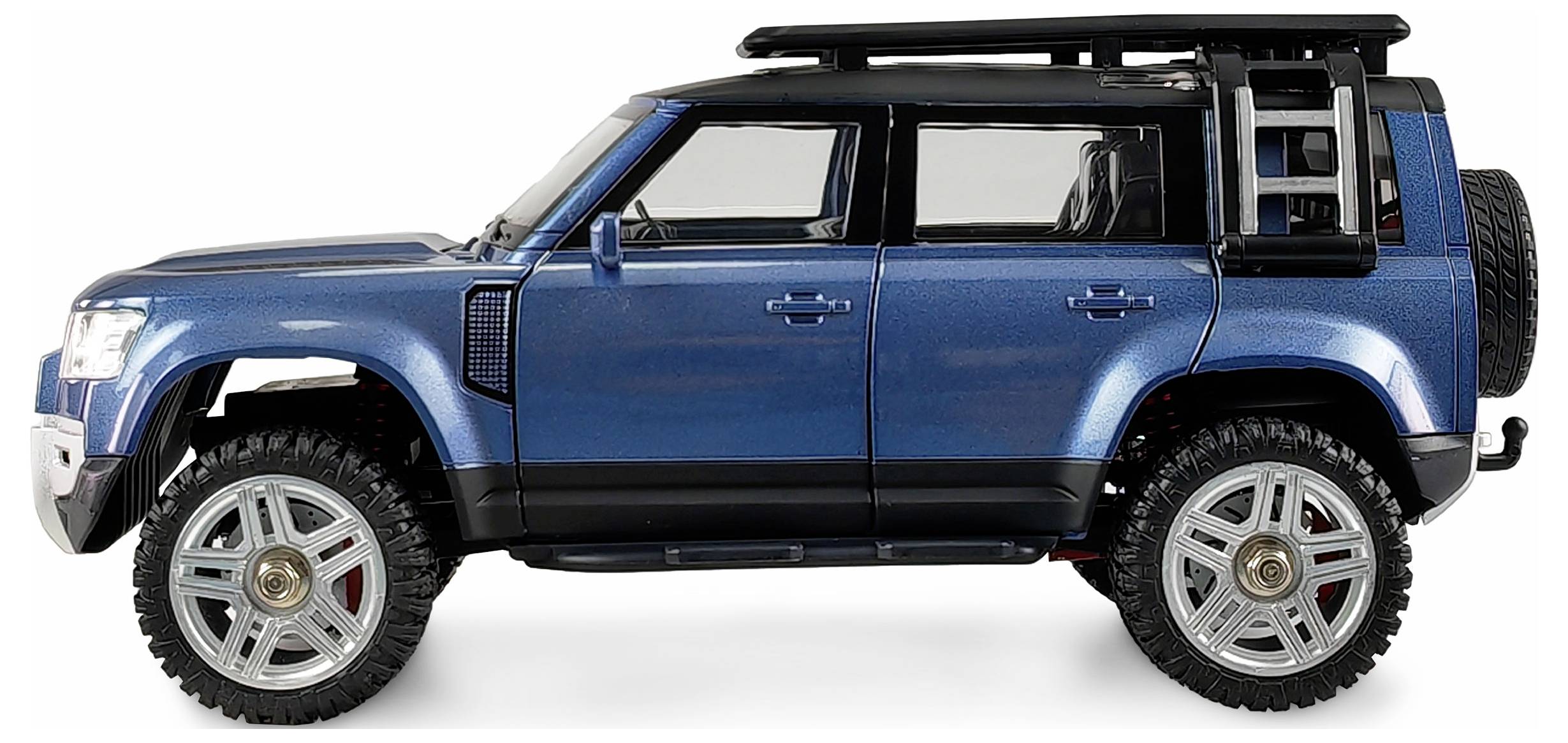 Blaues Modellauto eines Geländewagens, seitlich gesehen. Rechteckige Form mit großen Reifen und Dachgepäckträger.