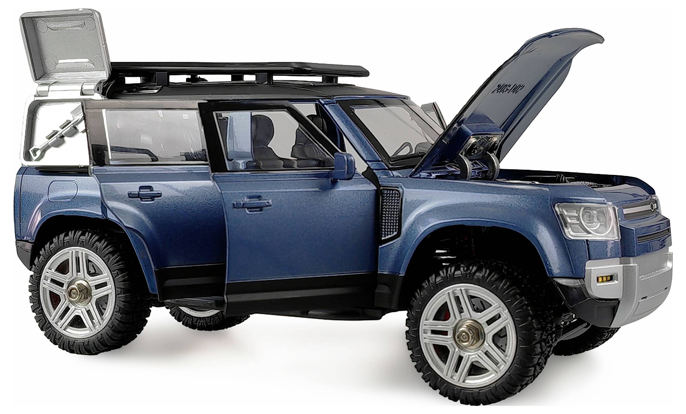 Ein blaues SUV mit geöffnetem Kofferraum und Motorhaube, zeigt erweiterten Laderaum und Motor, steht auf einem weißen Hintergrund.