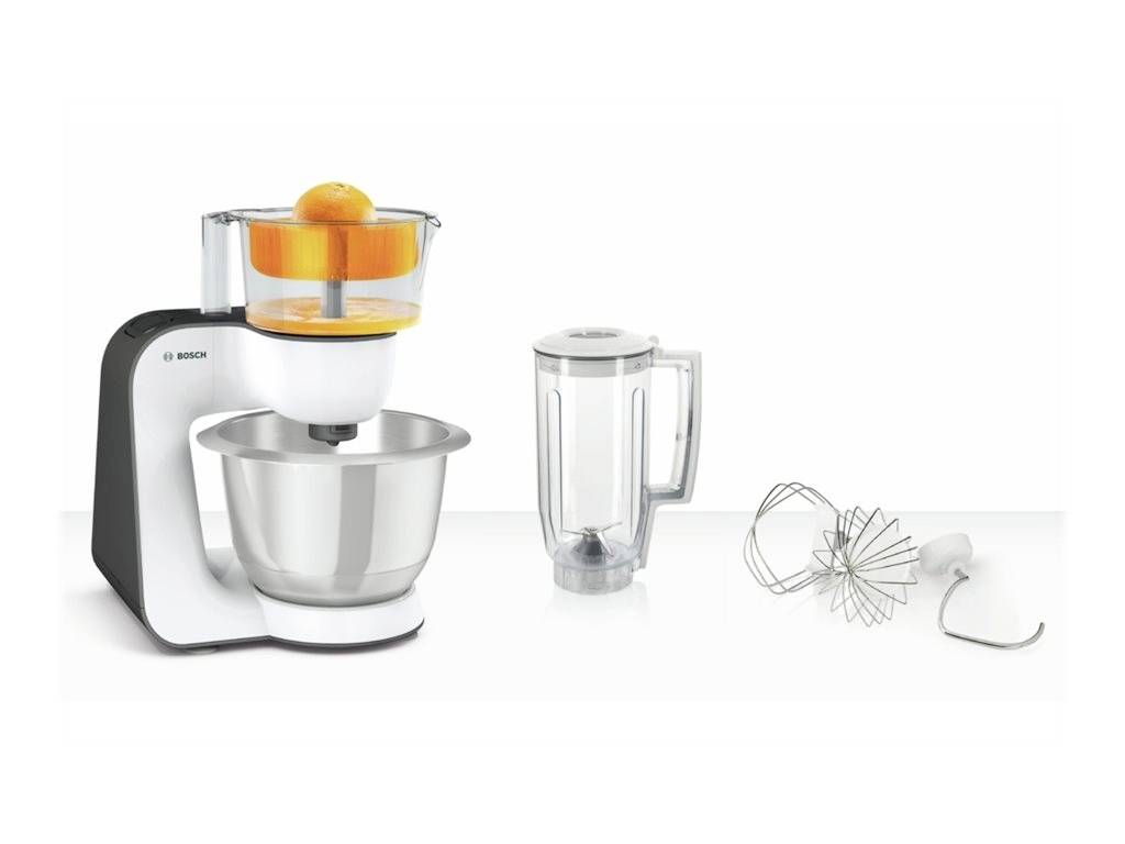 Küchenmaschine mit Metallrührschüssel, Zitruspresse und Schneebesenaufsätzen, daneben steht ein Mixbehälter.