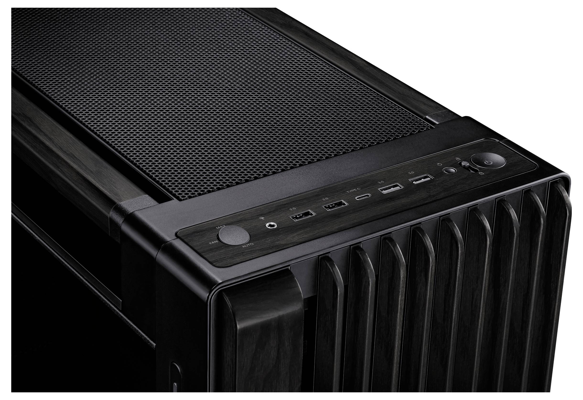 Schwarzes Computergehäuse mit mehreren Eingängen und einem Gitter oben, das modernes Design und Funktionalität kombiniert.