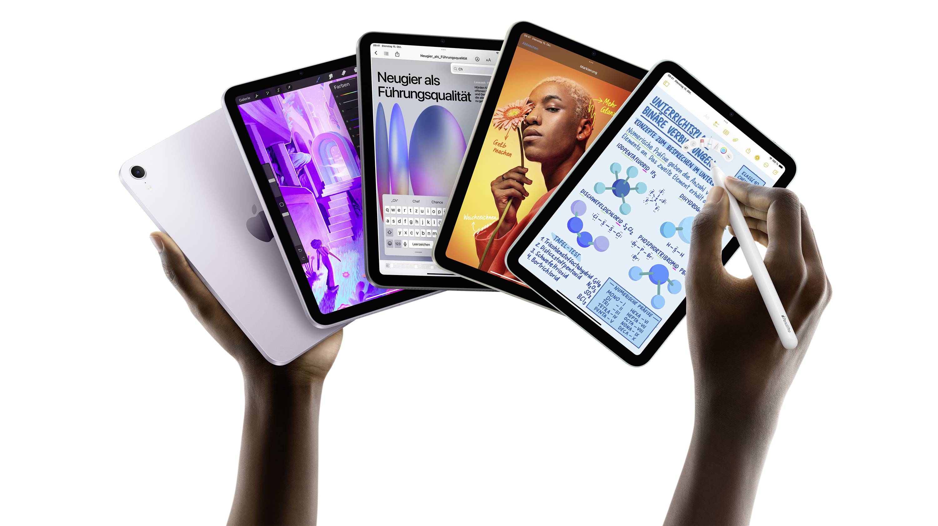 Zwei Hände halten mehrere Tablets mit verschiedenen Apps: Notizen, Diagramme, ein Magazin-Cover und eine Websuche sind sichtbar.
