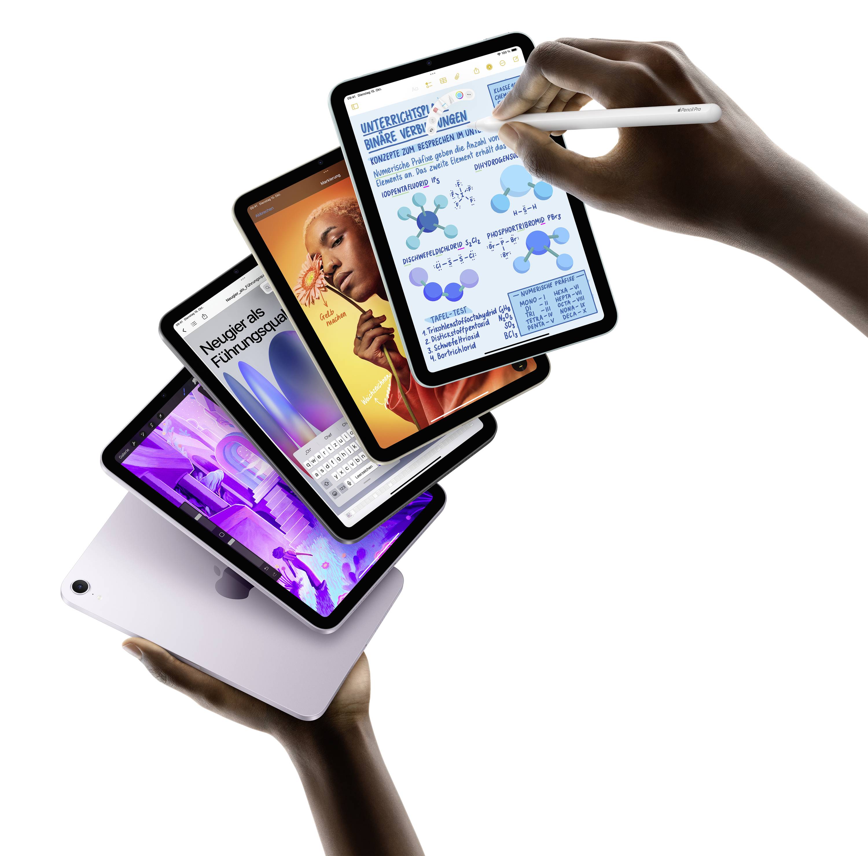 Eine Hand hält ein Tablet, während ein Stift Notizen auf einem Bildschirm mit chemischen Formeln macht; weitere Tablets zeigen bunte Designs.