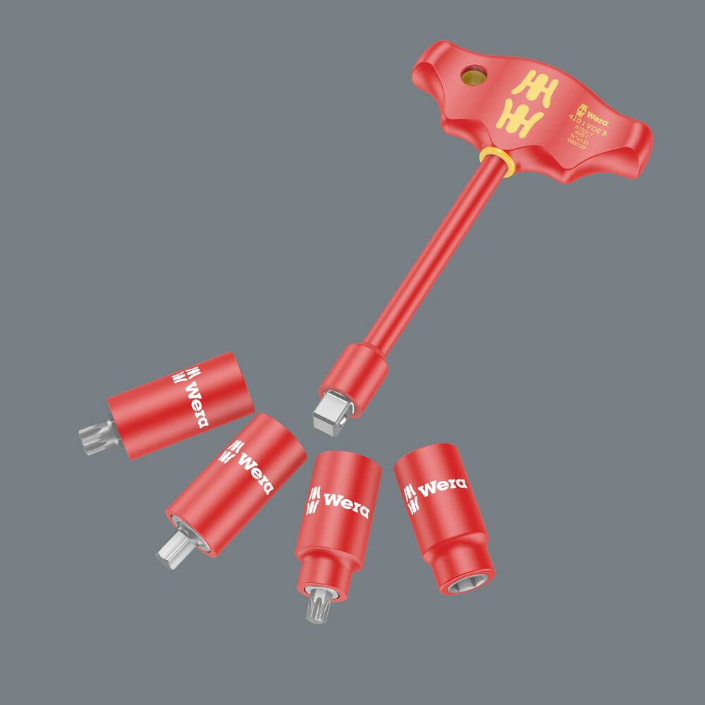 Roter Werkzeuggriff mit 'Wera'-Logo, mit fünf auswechselbaren Bits. Eines ist befestigt, vier liegen daneben. Entwickelt für Handwerksarbeiten.