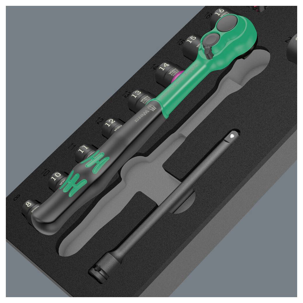 Satz Steckschlüssel mit Ratsche, Stecknüssen und Verlängerung, in einer Schaumstoffeinlage zur organisierten Aufbewahrung.