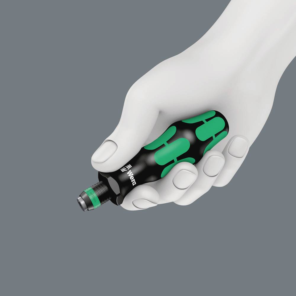Eine Hand hält einen Schraubendrehergriff mit grünen und schwarzen Elementen vor grauem Hintergrund.