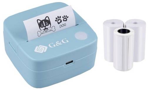 Kleiner, blauer mobiler Drucker mit einem Ausdruck eines Hundewappens und Text 'DOG'. Neben dem Drucker liegen drei Papierrollen.