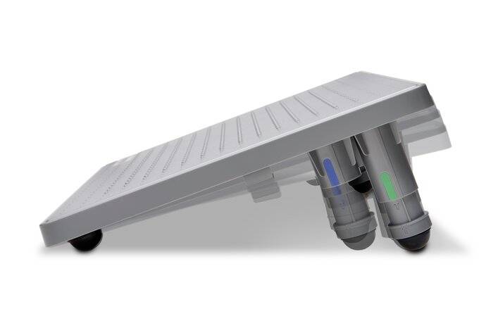 Verstellbare Fußstütze aus Kunststoff, seitlich abgebildet, zeigt eine geneigte Oberfläche mit rutschfestem Design und stützenden Beinen.