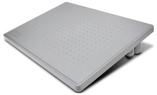 Graue Fußmatte mit leicht schräger Oberfläche und Erhöhungen für besseren Halt. Sie steht auf zwei Rollen und ist ergonomisch gestaltet.