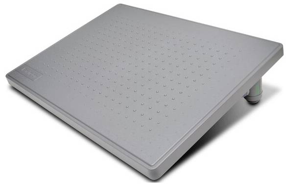 Eine graue, geneigte Fußstütze mit Noppenoberfläche zur Förderung ergonomischer Sitzhaltung im Büro.