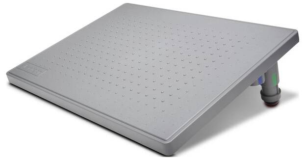 Grauer, geneigter Fußhocker mit gepunkteter Oberfläche und verstellbarer Höhe, designed für ergonomischen Komfort im Büro.