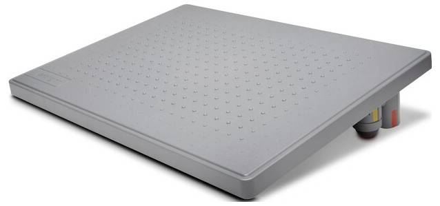 Eine graue, leicht geneigte Fußstütze mit rutschfester Oberfläche, ideal zur Unterstützung der ergonomischen Sitzhaltung am Schreibtisch.