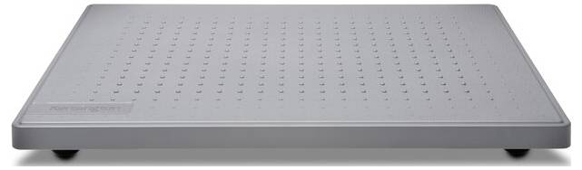 Graue Plattform mit perforierter Oberfläche, leicht erhöht auf kurzen Beinen; dient zur Stabilisierung und Entkopplung von Geräten.