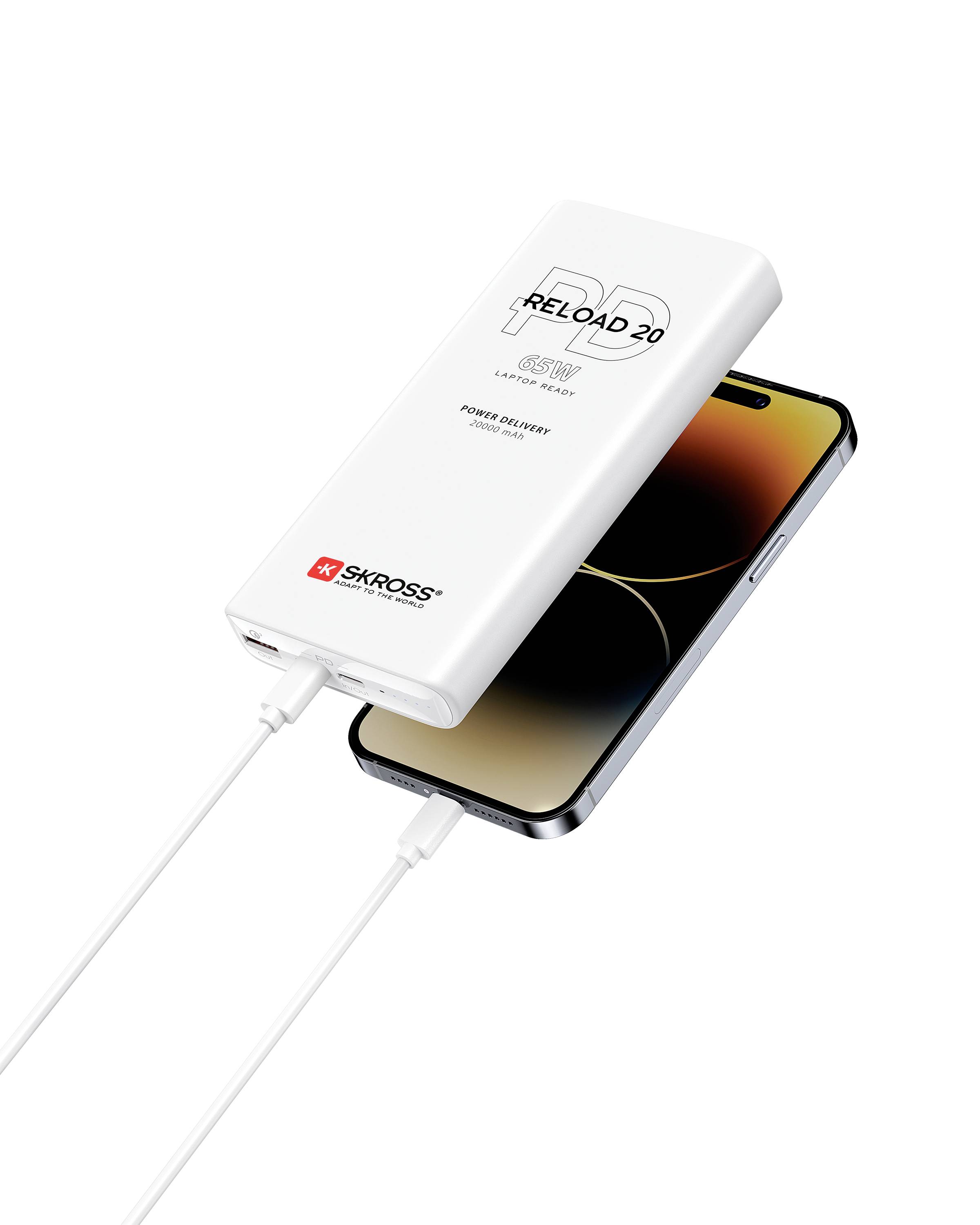 Powerbank lädt ein Smartphone über ein USB-Kabel. Die Powerbank zeigt die Aufschrift 'RELOAD 20'.
