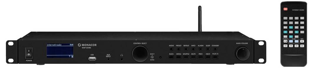 Ein schwarzer Audioverstärker mit Display, USB-Anschluss, mehreren Anschlüssen und Tasten neben einer Fernbedienung mit Zahlentasten.