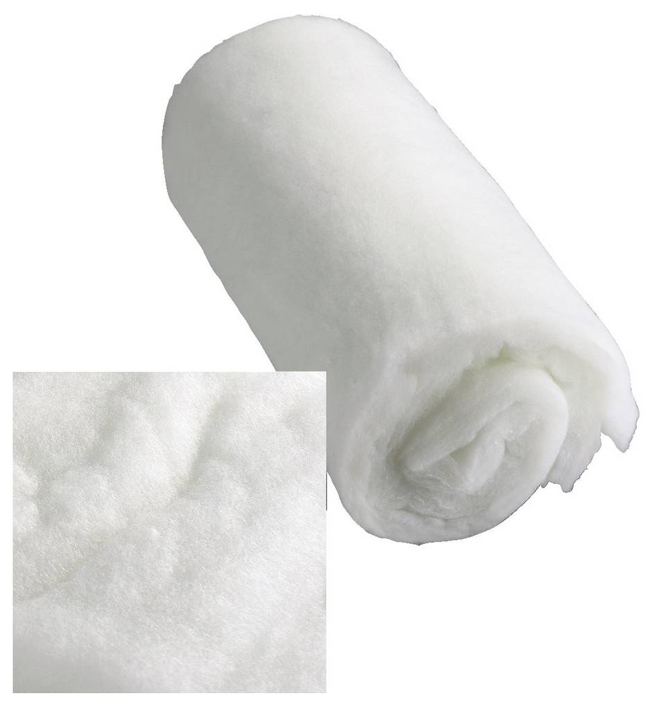 Eine Rolle aus weißem, flauschigem Stoff, der zum Polstern oder Dämmen verwendet wird. Im Vordergrund eine Nahaufnahme des Materials.