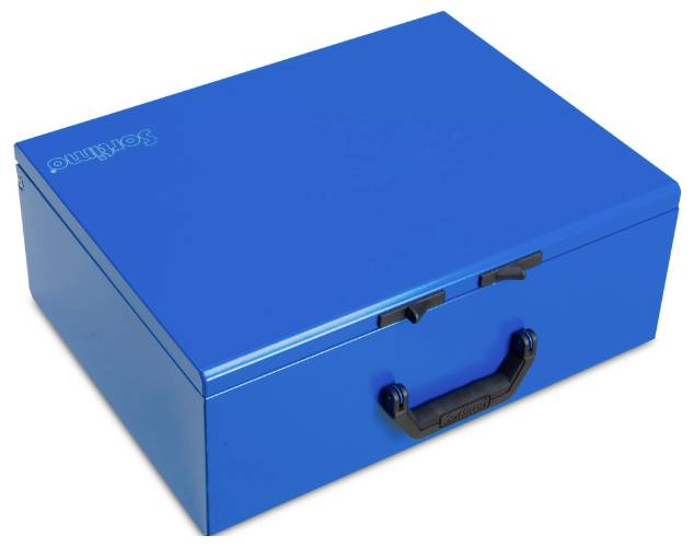 Ein blauer Metallsafe mit Tragegriff; Sicherheitsbox für Wertsachen oder Dokumente.