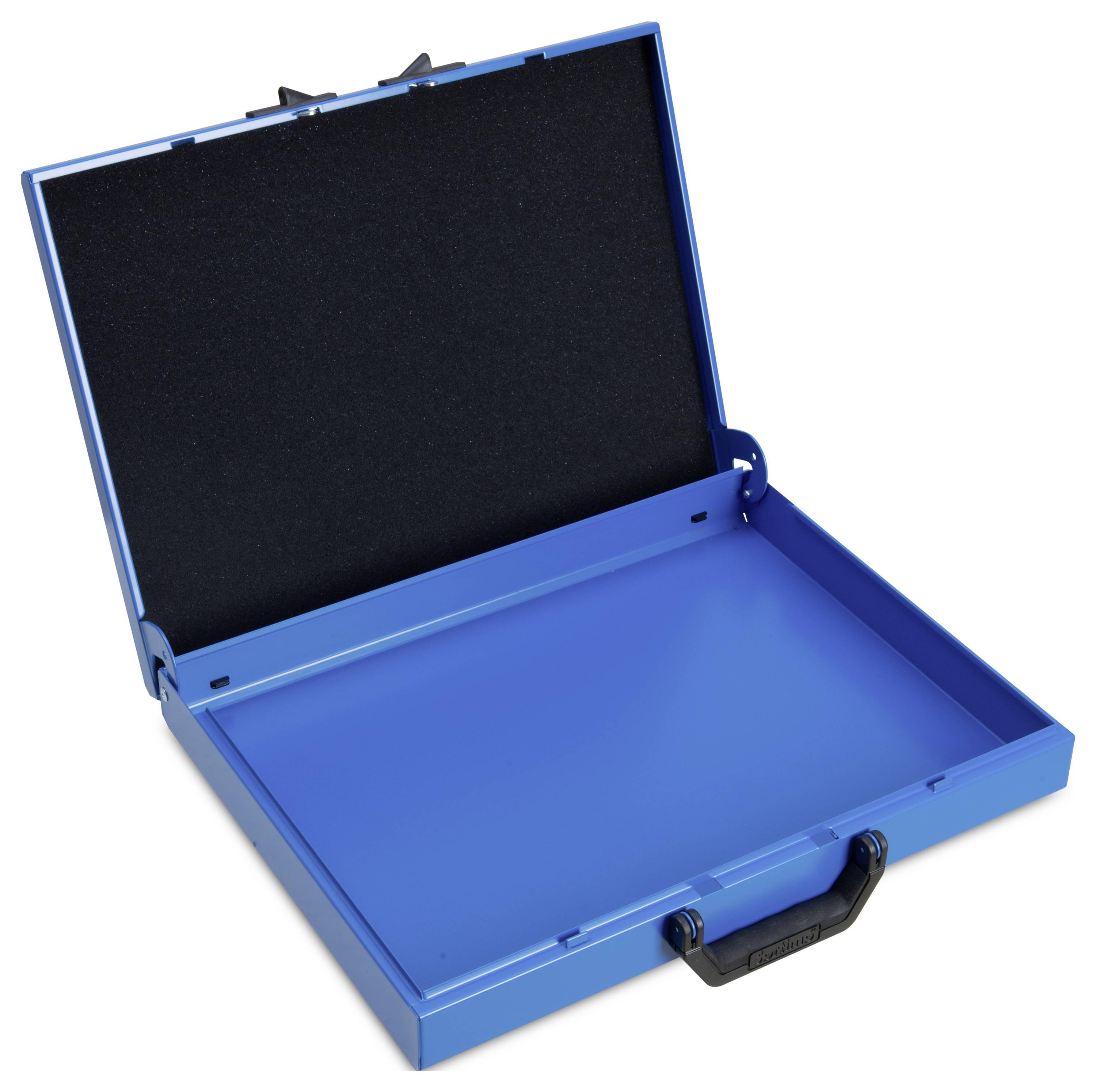 Ein geöffneter, blauer Metallkoffer mit schwarzem Innenfutter, der leer ist. Der Koffer hat einen schwarzen Griff.