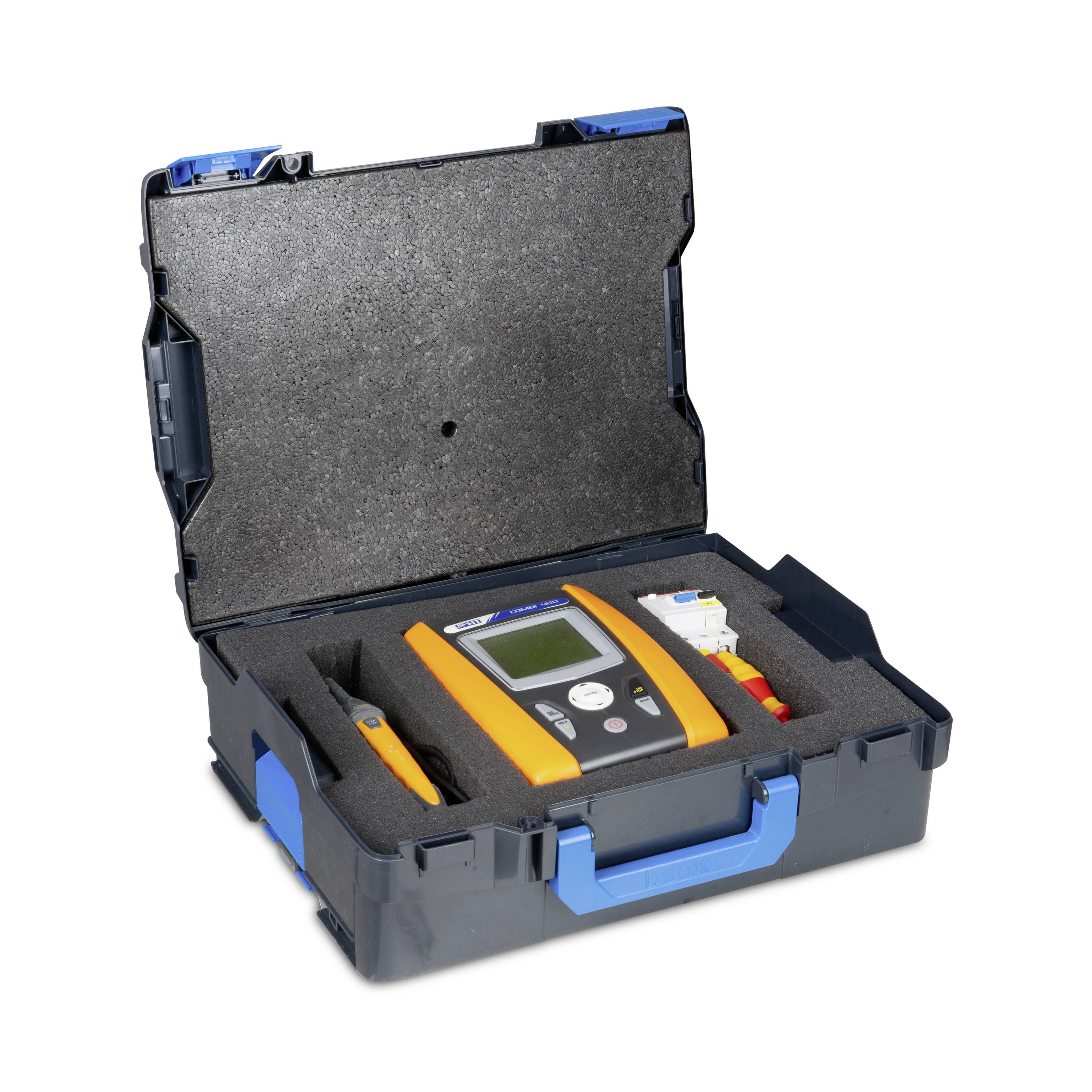 Ein offener Koffer zeigt ein Gerät zur elektrischen Prüfung mit einem Display und mehreren Steckverbindungen, umgeben von Schaumstoff.