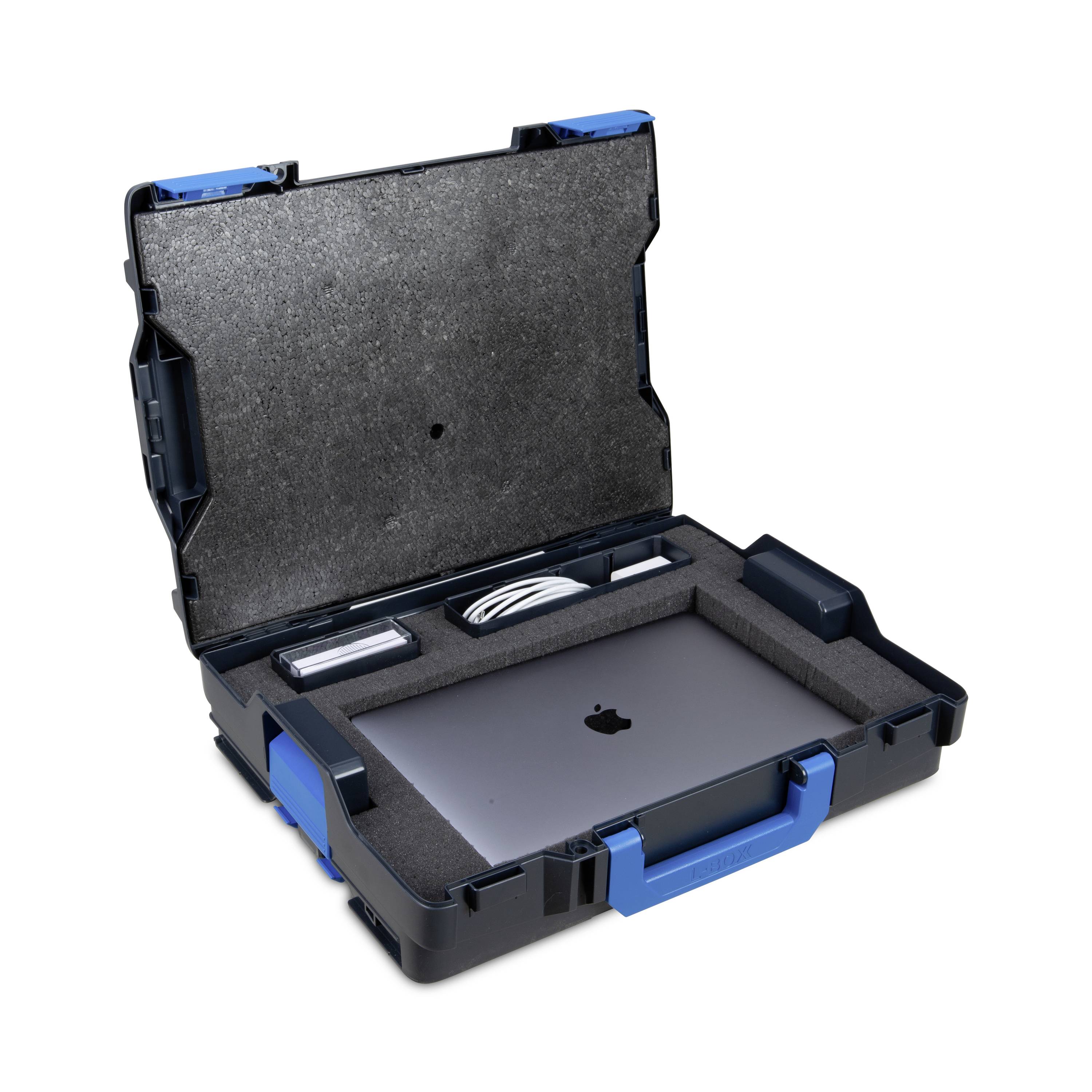 Ein offener Transportkoffer zeigt einen Laptop, Ladekabel und Zubehör, sicher in Schaumstoff eingebettet, bereit für den Transport.