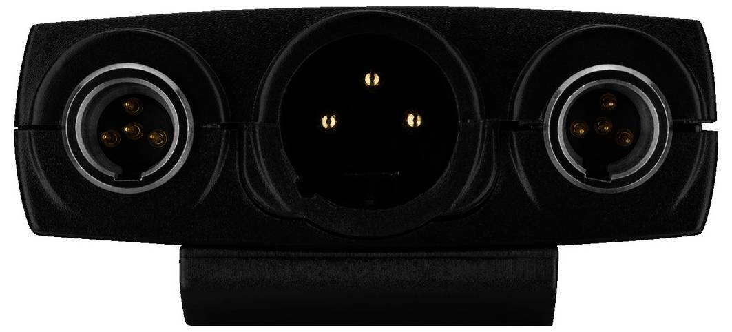 Dreifach-XLR-Stecker mit einer großen zentralen Buchse und zwei kleineren seitlichen Buchsen, verwendet für Audioverbindungen.