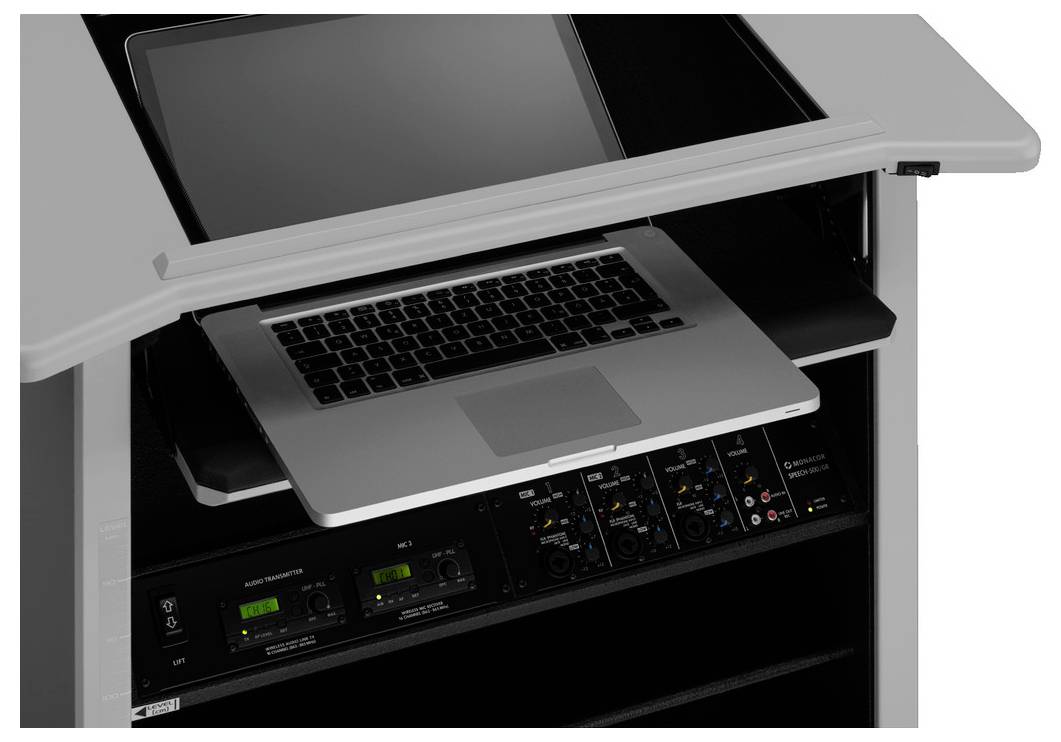 Ein Laptop auf einem Rednerpult mit eingebautem Audiomischpult, das Regler und Anschlüsse für Tonsteuerung zeigt.