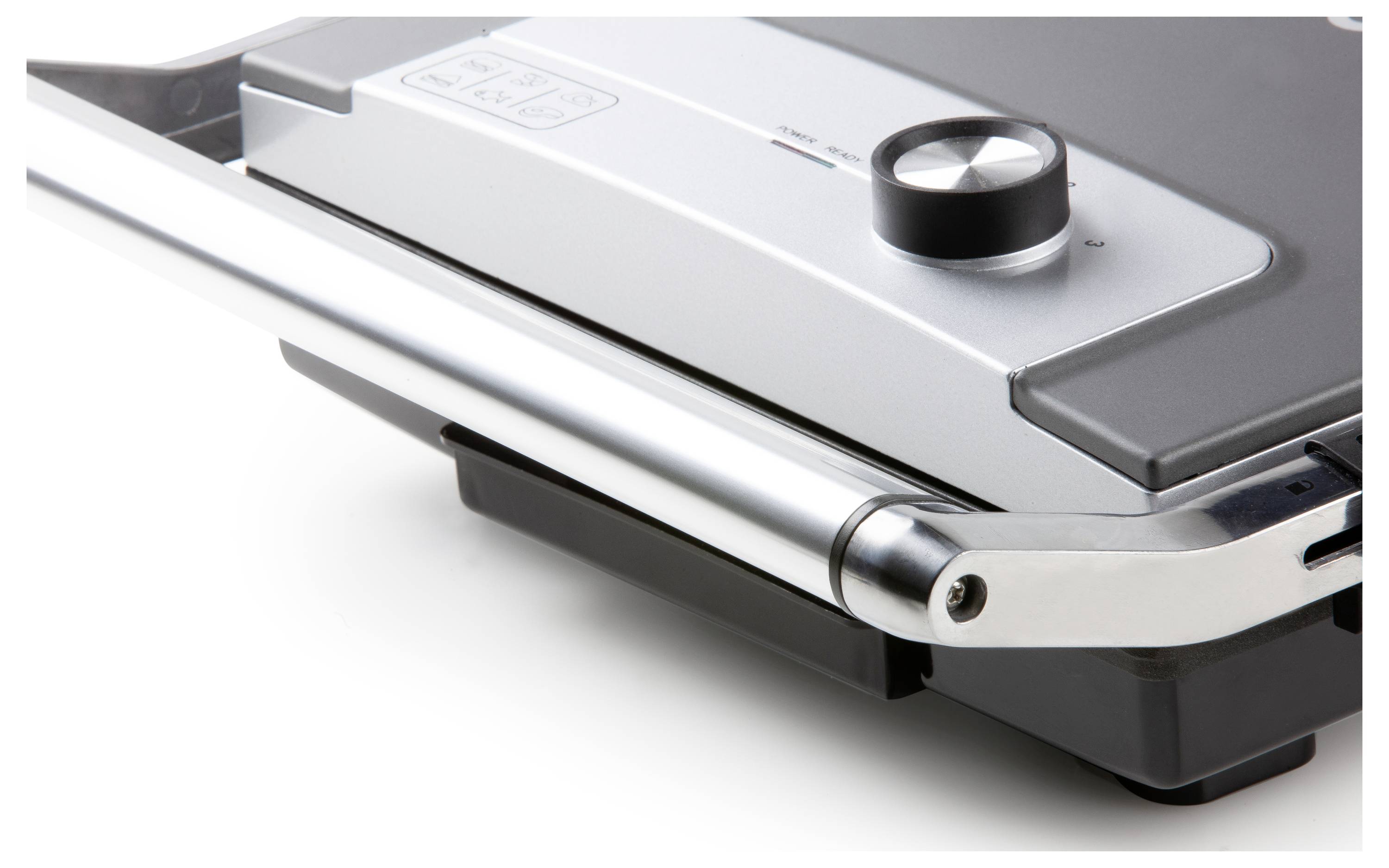 Ein silberner Elektrogrill mit einem schwarzen Drehknopf und einem Griff. Der Grill ist teilweise geschlossen dargestellt.