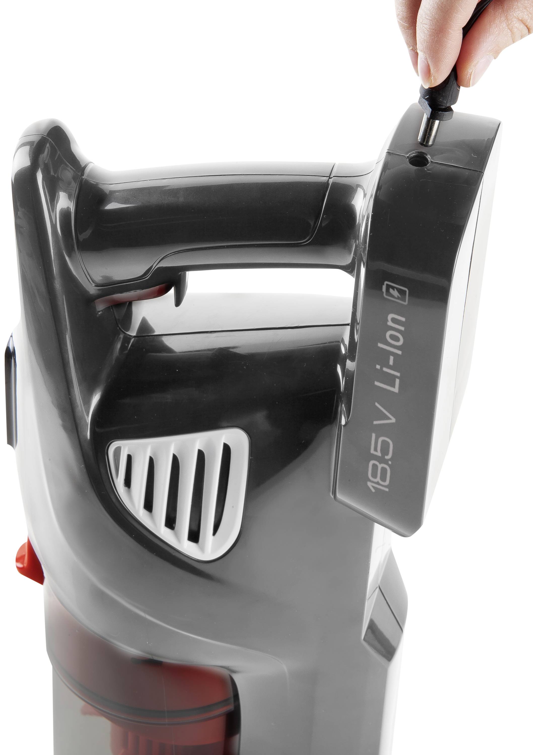 Ein Handstaubsauger mit einer Steckbuchse, in die ein Ladekabel eingesteckt wird, zeigt seine Aufladung. Aufschrift: '18,5 V Li-ion'.