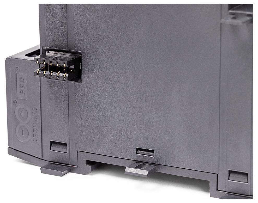 Ein schwarzes elektronisches Gerät mit sichtbarem Anschlussmodul und mehreren Metallstiften.