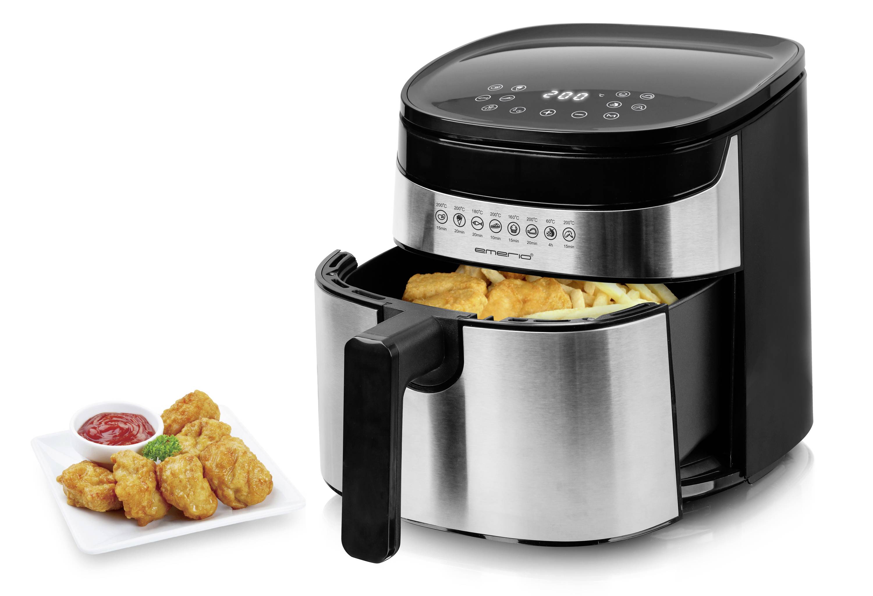 Schwarze Heißluftfritteuse mit geöffneter Lade zeigt Pommes und Chickennuggets. Daneben ein Teller mit Chickennuggets und Dip.